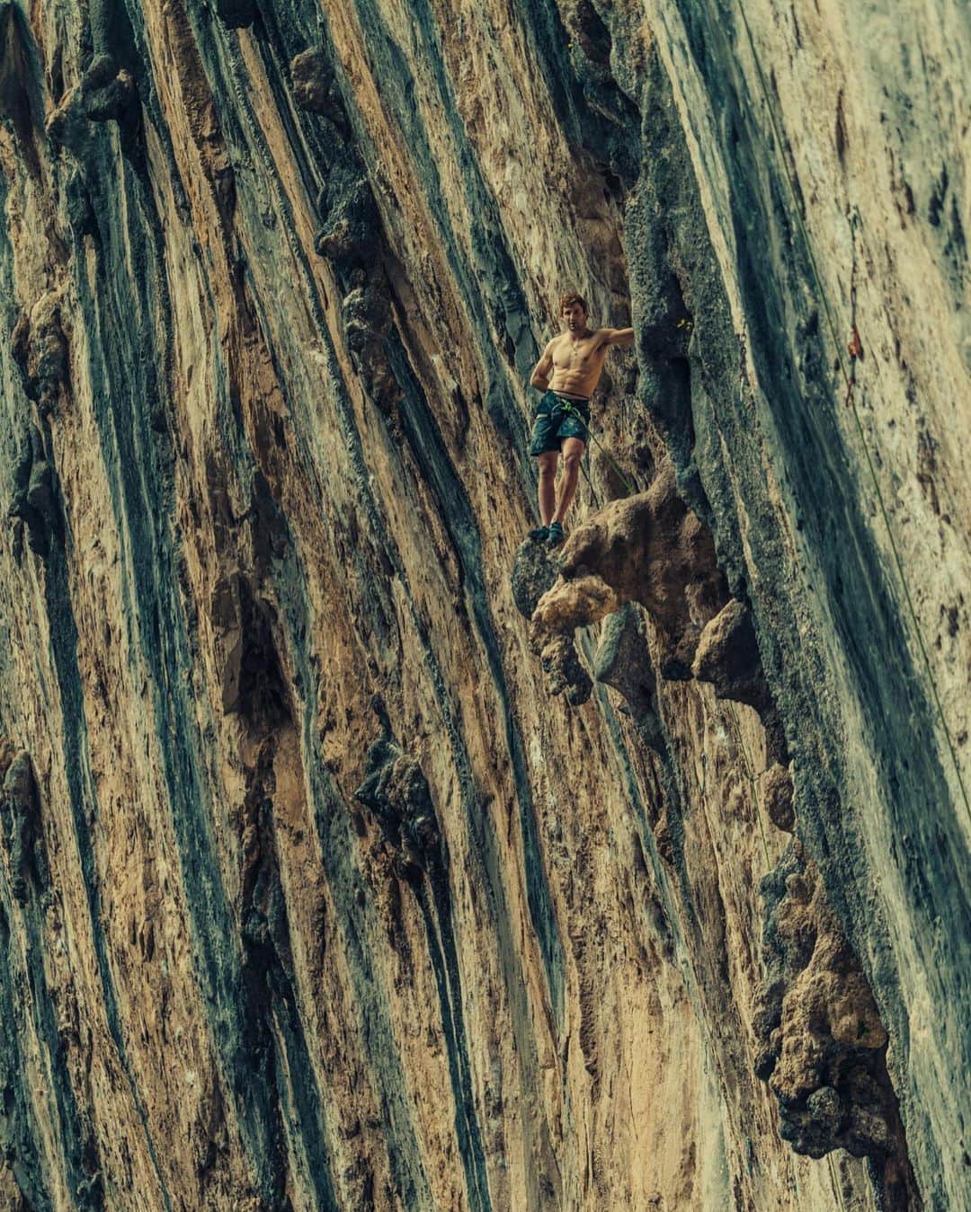 アークテリクスさんのインスタグラム写真 - (アークテリクスInstagram)「Once upon a time in Mexico…  For rock climbers, staying in shape during the offseason usually means seeking out more consistent 'winter' weather conditions. In this case, Arc’teryx Athlete @cannonjtc finds himself near the banks of the Río Grande de Santiago, climbing on the limestone cliffs of El Salto, MX.  📸: @taylor._shaffer #arcteryx」5月16日 5時58分 - arcteryx