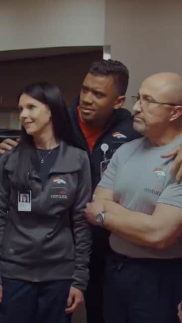 ラッセル・ウィルソンのインスタグラム：「Great motion, reaction time, launch angles. Always have to watch the film… Excited to help announce this new partnership @centurahealth @Broncos 🤝🏾」