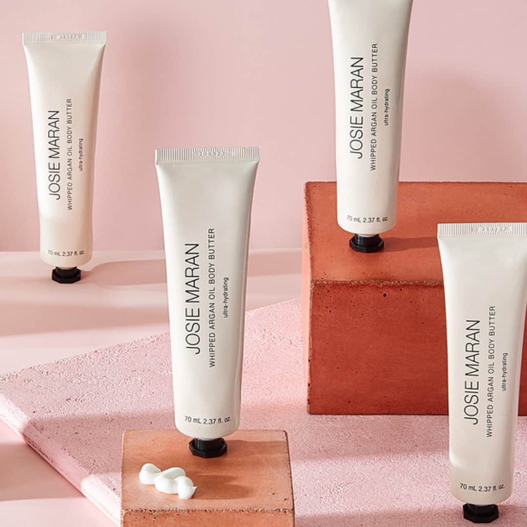 ジョジー・マランのインスタグラム：「Yes, we will give a standing O to smooth, buttery-soft skin 👏 👏 👏」
