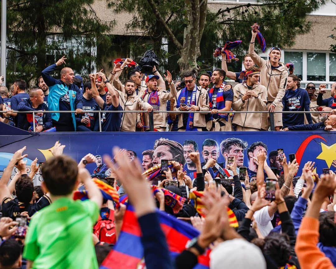 ジョルディ・アルバのインスタグラム：「Orgulloso de ser culer 💙❤️ ¡𝗚𝗥𝗔𝗖𝗜𝗔𝗦! 👏🏻🏆」