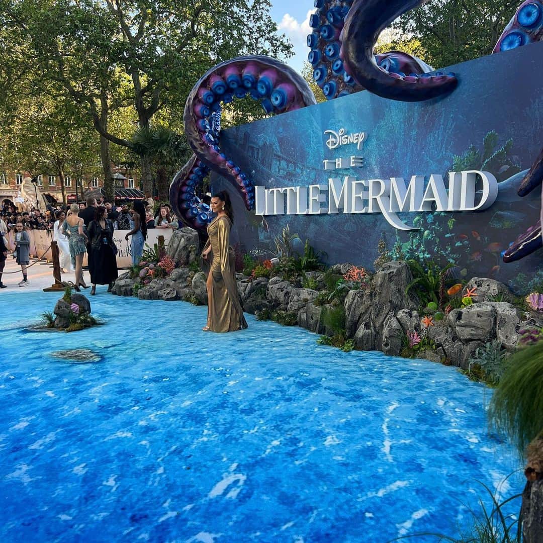 Jessica Wrightさんのインスタグラム写真 - (Jessica WrightInstagram)「I got to be a part of your world 🐚🧜🏼‍♀️✨  Childhood dream come true last night.  @disneystudiosuk  @concordemedialondon  The Little Mermaid Uk premiere, a magical evening & the most incredible film. I had goosebumps from the tube to the carpet & until I got home ✨ It was always my favourite Disney film, & this one did not disappoint, WOW! The music, the cast, the effects were unbelievable & @hallebailey voice & performance were breathtaking ! An absolute must see 🧜🏼‍♀️ #thelittlemermaid Dress - @debrachigwell」5月16日 16時57分 - jesswright77