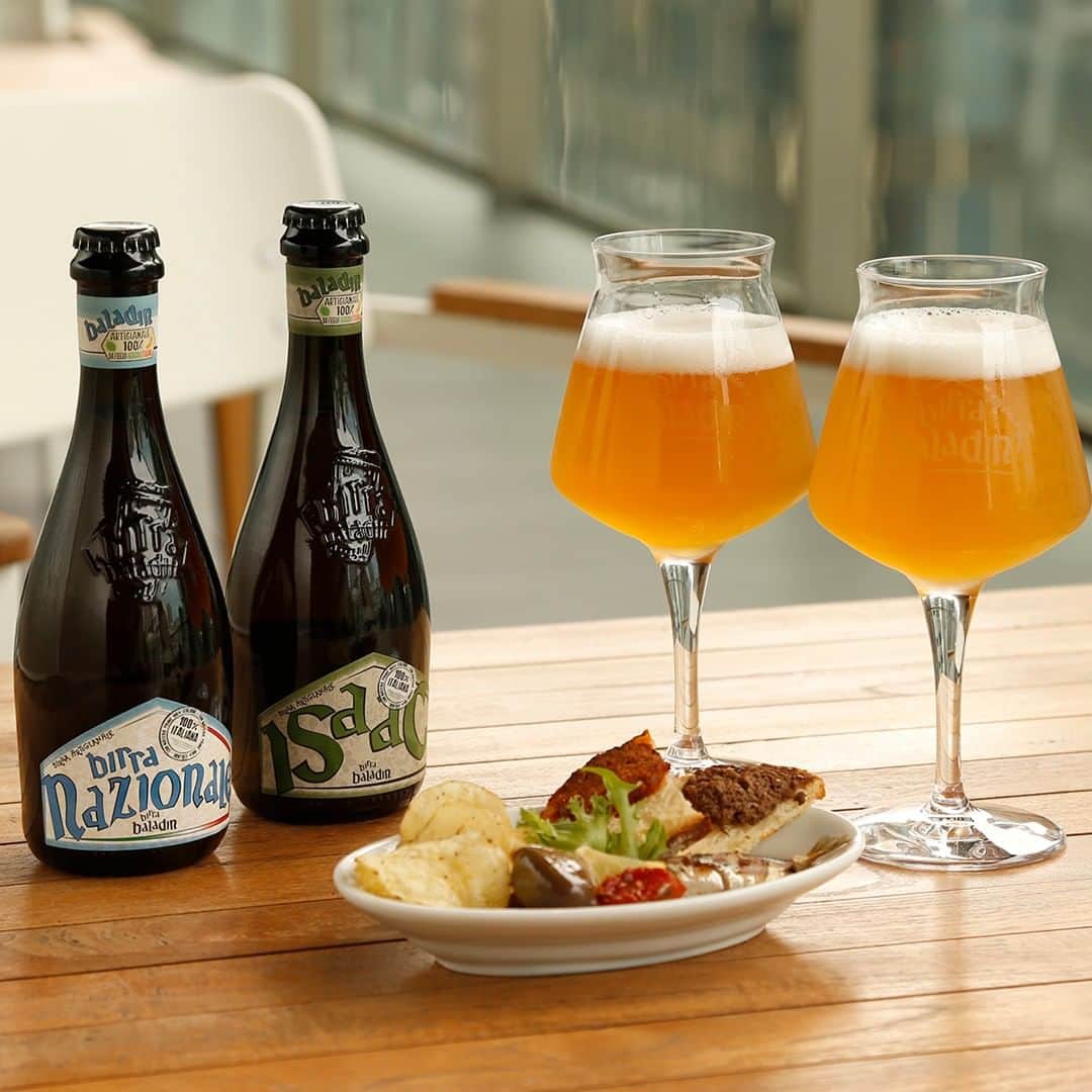 EATALY Tokyoのインスタグラム：「APERITIVO! イタリア好きには欠かせない“アペリテーボ”（夕食前におつまみをつまみながら一杯飲んで楽しむイタリアの習慣）。  イータリーでももちろん、アペリティーボを体験できます。今は期間限定価格のイタリアンクラフトビール“バラデン”がおすすめです。  ーーーーーーーーーーーーーーーー  バラデンビール （Baladin）  1986年、バラデンはイタリアの北西部ピエモンテ州の小さなビアパブから始まりました。 代表のテオ・ムッソ氏は音楽やアート、グルメ…そして何よりもビールをこよなく愛し、自らが醸造家としてイタリアで初めてクラフトビールを製造。  400以上ある醸造所の中でもNo.1と言われ、イタリア国内のビール起業家を世に送り出しています。   #eataly   #イータリー   #eatalyginza   #eatalytokyo   #eatalynihombashi  #eatalyharajuku  #イタリア  #eatalyshonan   #東京駅   #丸の内   #日本橋   #銀座   #原宿   #湘南   #東京駅グルメ  #東京グルメ  #丸の内グルメ  #銀座グルメ  #湘南グルメ  #原宿グルメ ＃アペリティーボ ＃バラデン ＃クラフトビール #baladin #birrabaladin #aperitivo #aperitivotime」