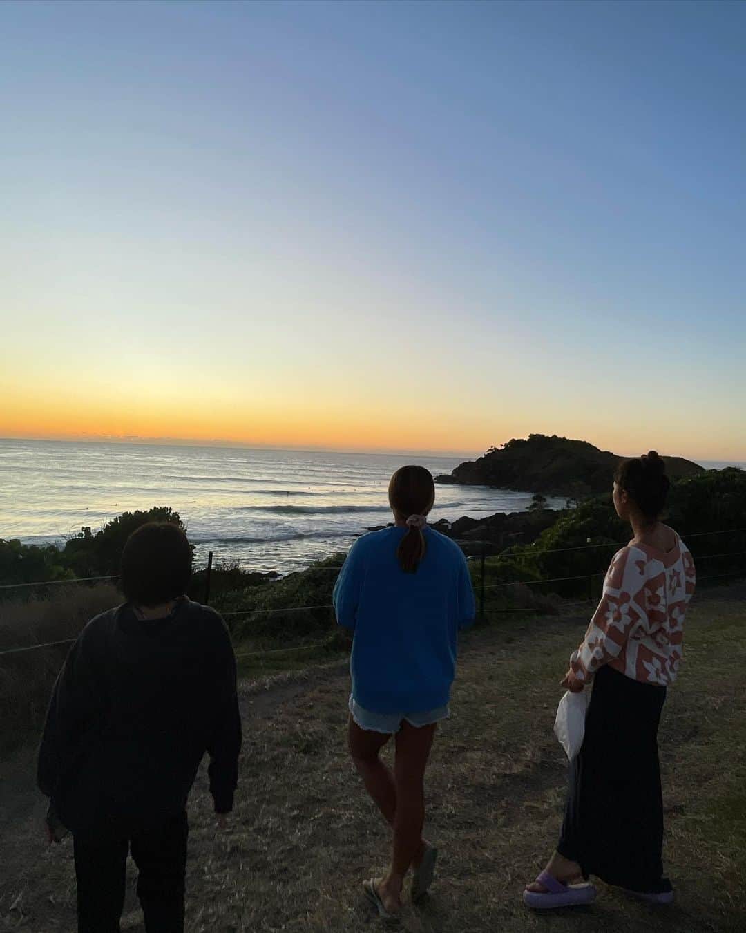 大村 奈央のインスタグラム：「Wave hunting 🤍🌅#roxyteamtrip   #goldcoast #australia #ゴールドコースト #オーストラリア #surfing #surfergirl」