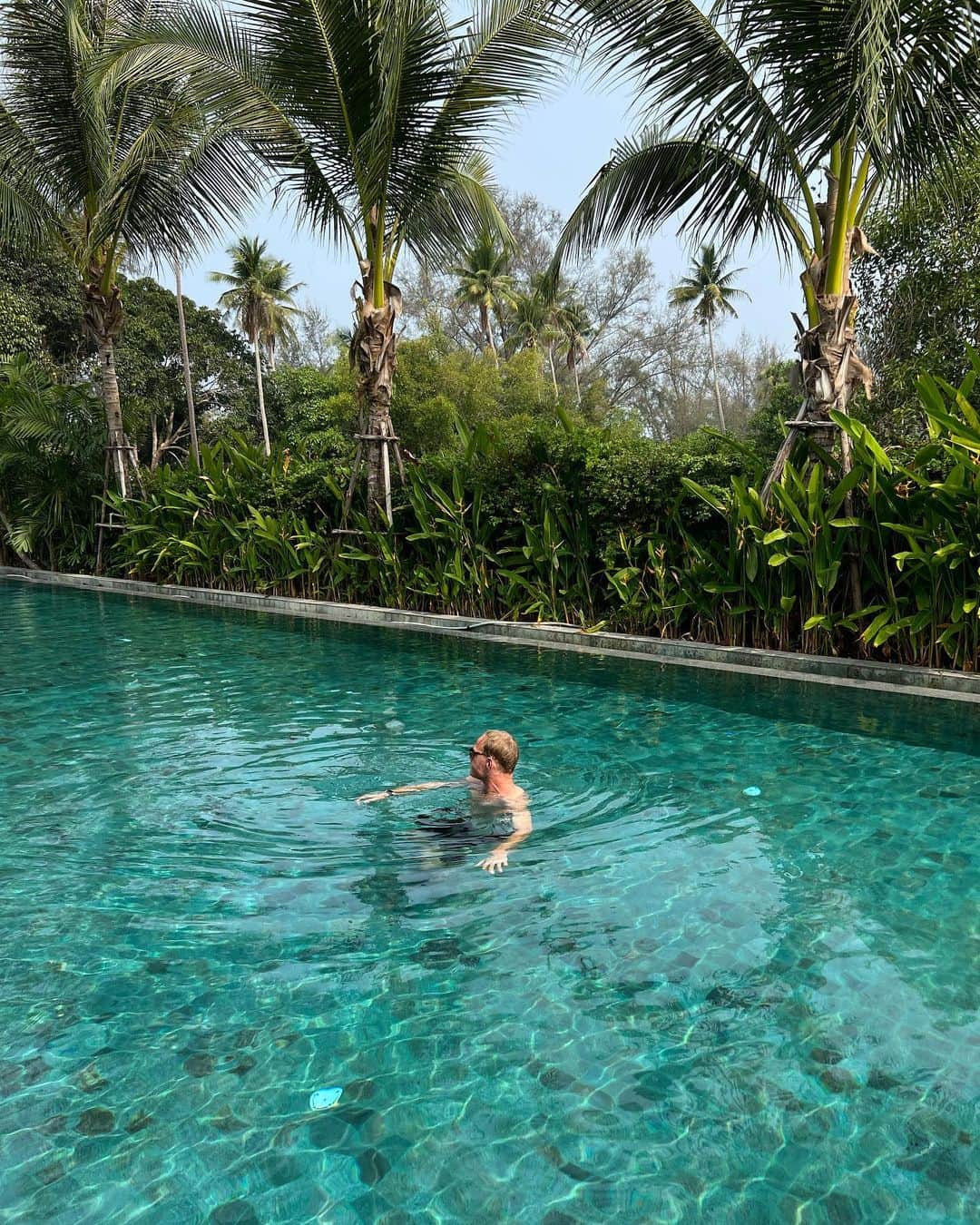 イプシー・キーラティのインスタグラム：「missing our beach holiday already 💙☺️」