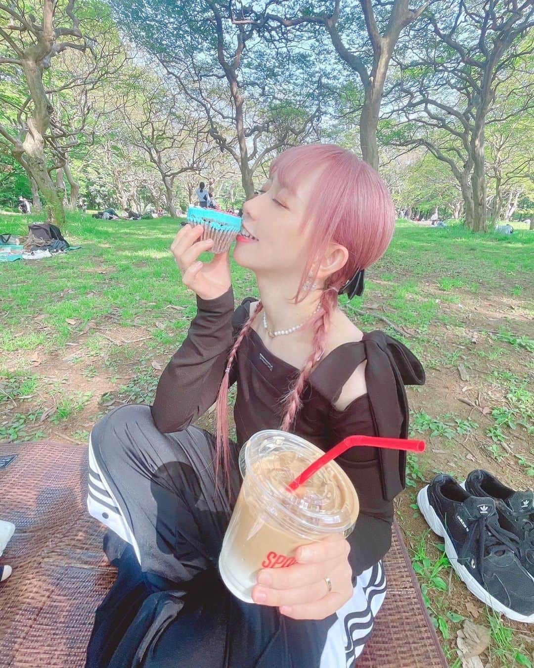 のインスタグラム：「ピクニックまた行きたい🧺🥤🧁🍕」