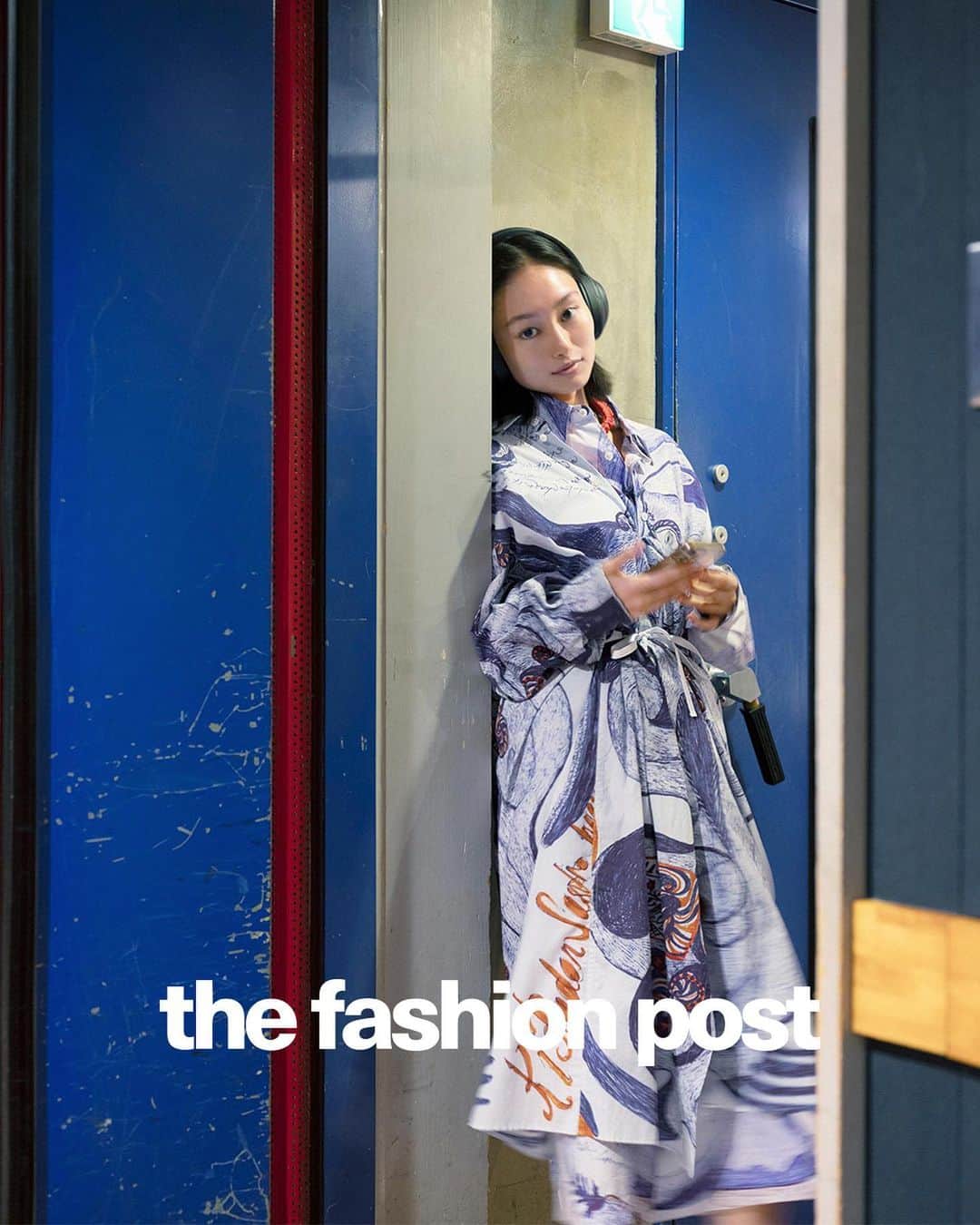 The Fashion Postさんのインスタグラム写真 - (The Fashion PostInstagram)「Lemaire with Shioli Kutsuna  『ホンマタカシが捉えた忽那汐里とルメールのダイアログ vol.3』  「街中で女性が前を横切る時、自分の赤ちゃんを暖めるために大きなコートをかけてあげる時、そこで布がはためく……そういう瞬間にこそ、服は生き生きとしはじめる。日常的なちょっとした瞬間が、シンプルな服に感情をもたらす」駅の構内をイメージした映画のようなセットの中で発表されたルメール2023年春夏コレクションでは、まさにクリストフ・ルメールとサラ＝リン・トランがインタビューで語った”感情”のある服が表現されていた。アンヌ・ロクサンヌの実験的な音楽とともに誘われるのは、フィクションと現実の狭間で揺れる LEMAIRE の世界。  彼らが提唱する、視線や瞬き、微笑みからはじまる服と着る人のダイアログ。世界中を飛び回り、その曇りのない眼差しで、出会った全てのものを享受する女優の忽那汐里が、最新コレクションに袖を通した。まるで虫眼鏡で覗きこむように、気にかけなければあっという間に過ぎてしまう一瞬を写真家・ホンマタカシが捉える(最終回／全3回)。  model: Shioli Kutsuna photography: Takashi Homma styling: Takanohvskaya hair: Waka Adachi make up: Tomohiro Muramatsu text: Manaha Hosoda edit: Manaha Hosoda & Miu Nakamura」5月16日 18時00分 - tfpjp