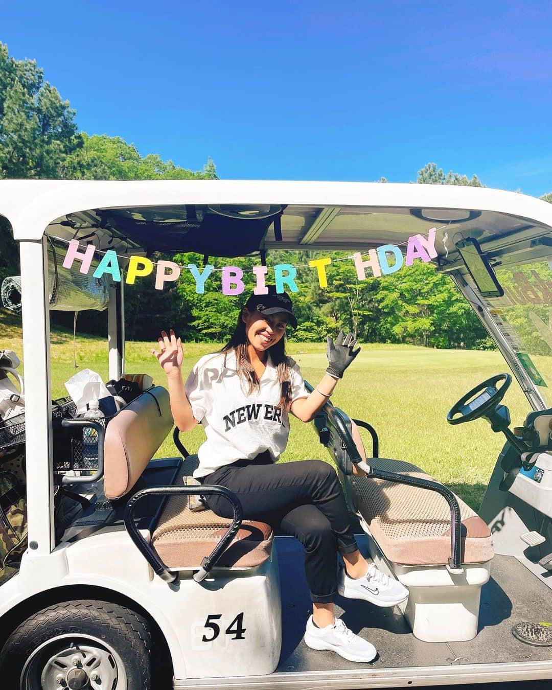 さえんまさんのインスタグラム写真 - (さえんまInstagram)「golf ❤︎❤︎❤︎ ARISA HBD ⛳️ @_arisaru73_ 💙💙💙 一緒にゴルフするの何年ぶりよ🤣 月に何回行くのってくらい ゴルフ漬けだったのが今となっちゃ懐かしいね🤣 関東と関西の距離が寂しいよ🥲笑  念願すぎるイリーさん @cupidiry やっとお会いできて嬉しい🙈 これからもよろしくお願いしますっ🥰 最高すぎる女子ラウンドでした🌻  なにより全部おねーちゃん　@4chi4chi_maru のおかげ🥺本当にありがとう🐥 楽しすぎたよぉ🫶 #おねーちゃんらぶ  初めてのメッチャ⛳️ これは行きまくるしかない。笑  そして @modartcnc の虜になったので 購入検討中😝✌️  #ゴルフ #ゴルフ女子 #ゴルフ日和 #ゴルフ復活 #ゴルフバカ #ゴルフウェア #ゴルフコーデ #バースデーラウンド #アディダス #addidas #golf #眉毛サロン #ブラジリアンワックス #バイオリニスト #パーソナルトレーニング #サロン経営 #女性経営者 #ゴルフコンペ #女子ラウンド #美容のお仕事 #眉毛 #まつげパーマ #まつえく #大阪眉毛サロン #眉サロン大阪 #ゴルフ熱復活 #hbd #海好き #出会いに感謝」5月16日 15時39分 - sae_yoshinari