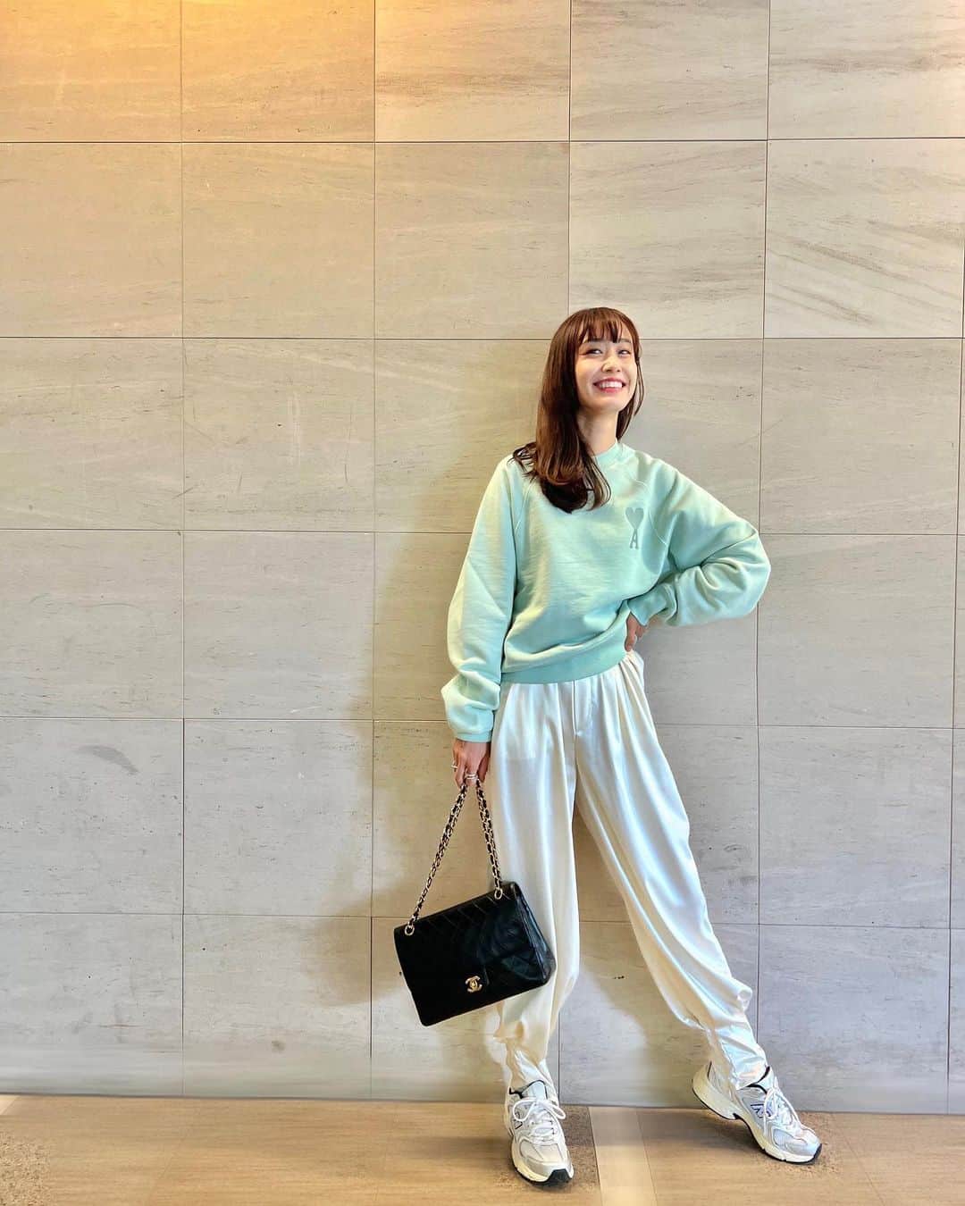 菊井彰子のインスタグラム：「娘の習い事終わり待ちなう😆 1人ファミレスでドリンクバーのアイスコーヒー☕️ こんな瞬間がホッとするなんとも至福なひととき。  写真は母の日のおでかけコーデ。 せっかくなのにカジュアル〜🤣🤣🤣 色気ゼロ🙋‍♀️笑 いいんです❗️これが活動しやすいんです🧏‍♀️笑  ミントグリーンのトレーナーと テロンテロンな光沢感のある足首キュってなった サルエルぽいパンツ、どちらもお気に入り🤍  ・ ・ ・ ・ ・ ・ ・ ・ ・ #amiparis  #chanelbag  #サルエルパンツ  #綺麗めカジュアル  #3歳女の子ママ  #ママコーデ  #ママコーディネート  #女の子ママ #女の子のママ  #ママファッション  #mamafashion #ootd #ootdfashion #ootdstyle」
