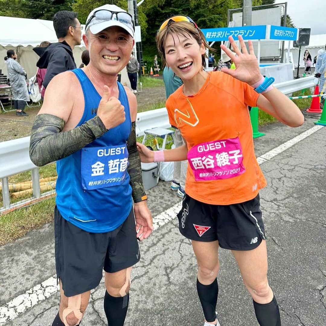 西谷綾子のインスタグラム：「🌳🏃‍♀️ #軽井沢ハーフマラソン 走った後はすぐに着替えて最終ランナーまで応援📣😊  達成感溢れ笑顔の方、涙する方 夫婦や友達と手を繋いでゴールする方 肩を寄せ合いながら仲間と喜ぶ方、 それぞれのドラマありが素敵でした🥹  金哲彦さんは 最後尾からスタート！素晴らしいタイムに感動！ 前日イベントから2日間沢山の学びと刺激を頂きました♡  ゆうすけさんは 前日イベントも開会式も沢山の笑いをくれて面白かった！ 前日に20km走ってるのに速い😂  ハリー杉山くん 脚が長くスタイル良すぎ🤩 セカンドベスト🔥🔥強すぎです！ サブスリーが楽しみすぎる！ワクワク🤭  雨予報だったのにみんなの想いが届き 大会中は降らなくて本当に良かった🥹  新緑が美しくマイナスイオンたっぷり🌳 めちゃくちゃ癒されたぁああ〜🥰 沿道の応援も温かったね‼︎ 標高950m、小刻みなアップダウン、 砂利道、ユーカーブがあるなか その日のベストを尽くして頑張った走りは 必ず次に繋がりますね❤️‍🔥  はじめての参加でしたが 素晴らしい大会で最高でした🥰  ボランティアの皆様も朝早く寒いなか 本当にありがとうございました！！🥹  魅力詰まってます🌿🏃‍♀️ ・東京駅から1時間、 大宮駅から39分とめちゃくちゃ近い！ ・日帰り可能！レース後急ぎなら昼過ぎには家に着くね😂 ・会場は軽井沢駅から徒歩10分 ・ゴール後はフルーツもらえたり色んなブースあり楽しい♪ ・駅すぐにアウトレットがあり忘れ物しても すぐに買えるし(私はキャップ🧢を忘れ買いました笑) レース前後お買い物楽しめる🤭👗👠 ・温泉もあるし♨️ご飯もお酒も美味しい😋 ・ハーフだけでなくファミリーペア(2.1km)もあるよー！！  人気高い理由がわかります😆 あぁ〜楽しかったぁあああ🩷🩷  また来年も走りたい🥰🥰  🎥 @watarunishio @nattoumari  Thank you🥰  #4年ぶりの開催 #楽しかった2日間 #みんなありがとう #軽井沢ビール美味しかった🍻」