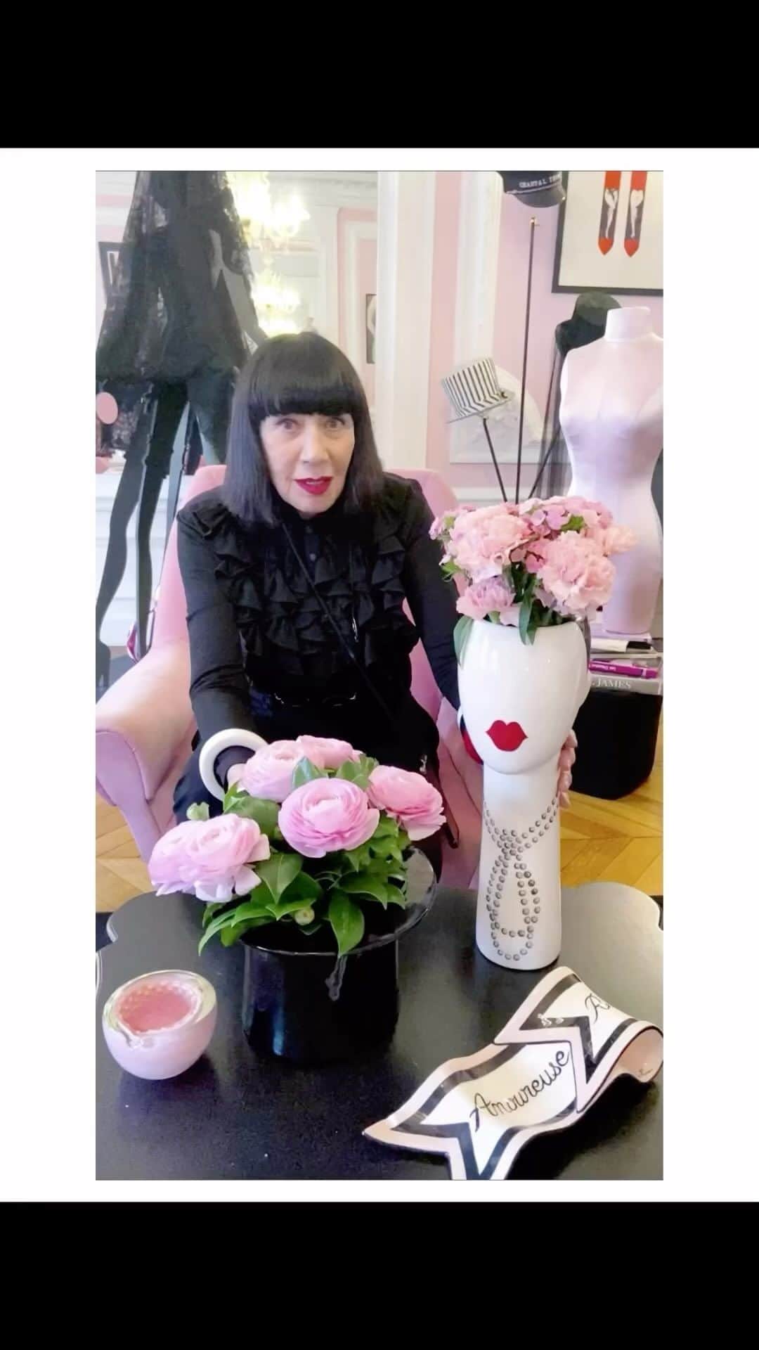 シャンタルトーマスのインスタグラム：「“Des fleurs, un vase , du rose, du rouge, du noir … comme j’aime !  Mon vase “les Parisiennes” pour @ceramicherometti 💋  Contact @chantalthomass @fantasticcommunication @nicolasdalsasso & @charthurlemoinedelasalle   #fashionweek #style #parisianlifestyle #vintagechantalthomass #instagram #icon #90srunway #fashion #80s #fantasticcommunication #decorationinterieur #insta #instapic #90soutfit #fashionnova #fashion  #instagram #vintage #madamechantalthomass #chantalthomass #90s #realchantalthomass #fashionmuseum #parisfashionweek #fashion #instagramers #chantalthomassaddict #chantalthomasstyle #museum  #fashionblogger #hautecouturedress #chantalthomassvuepar #instadeco」