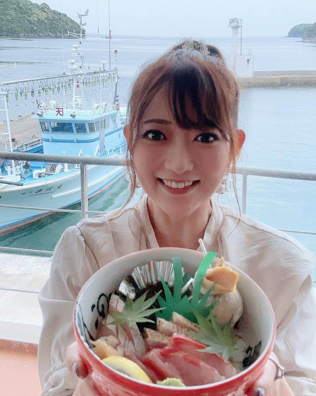 大河内美紗さんのインスタグラム写真 - (大河内美紗Instagram)「ついに隠岐の島へ❣️島まつりしげさ踊りパレード⭐️4年ぶりやっとの開催でとっても賑やかでした🤩千月会のみなさまと一緒に参加しました✨NHKタミウタでご一緒させていただいた隠岐島出身の民謡歌手ゆかりさんと再会❤️たくさん盛り上げてくださり嬉しかった🥰民謡のご縁🙌 #隠岐の島 #隠岐 #しげさ節 #民謡旅 #千月会 #民謡 #島根 #出雲 #境港 #西郷 #一畑電車 #一畑トラベル  #美保神社 #関の五本松」5月16日 15時43分 - misa_okochi