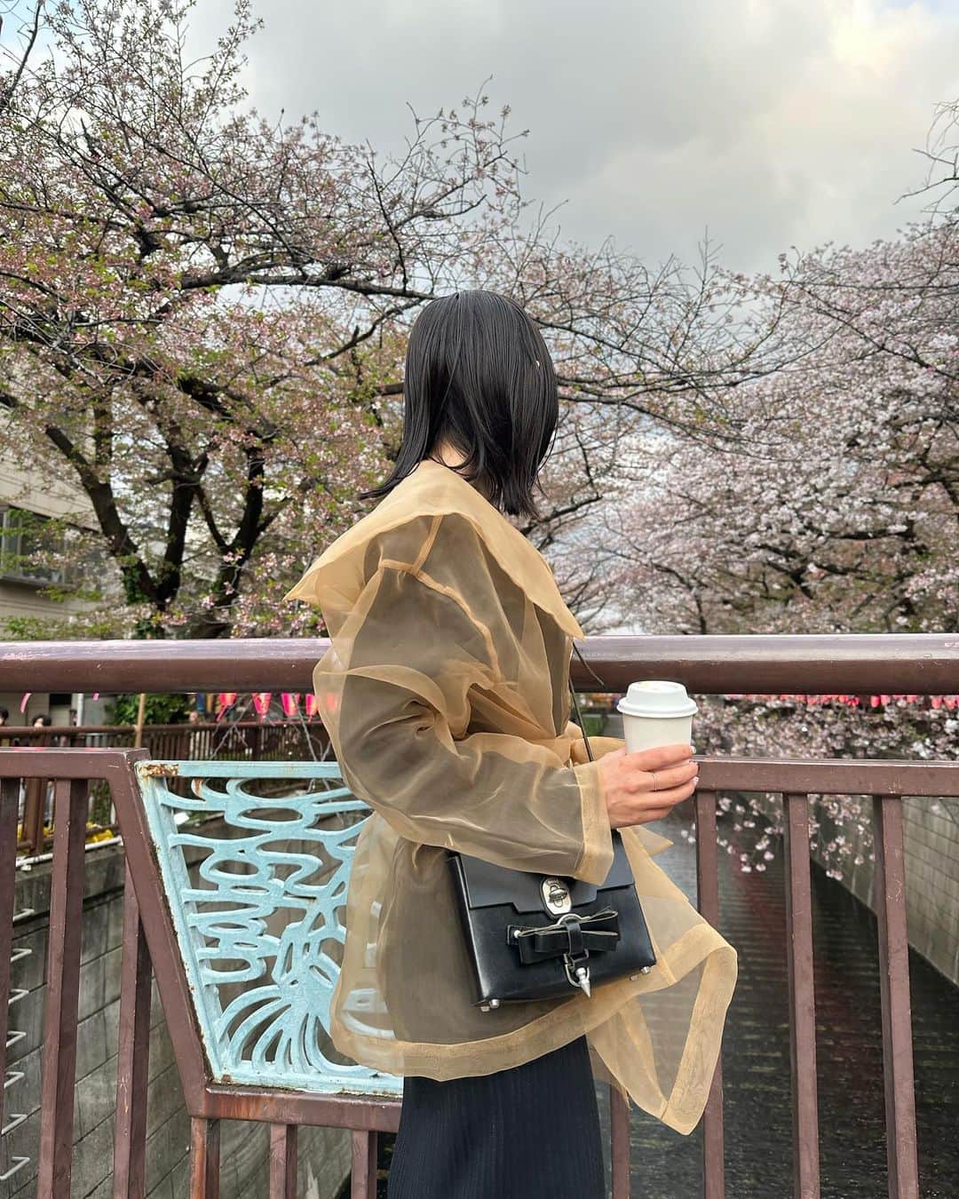 簑島三佳のインスタグラム：「2023.4.2  桜見に毎年絶対行く中目黒  今年は雨と風ですぐに葉桜なっちゃったな🌸  けど滑り込めて良かった！  夜は大好きなエミリに会いに @_dawn.jp_ の展示会へ @emilie.58m   今年の夏もdawnのスイムウェアばっかだろうな  今回バイカラーがめっちゃ可愛かった  これタウンでも着たい♡  #中目黒　#目黒川 @honeymihoney_official  #HONEYMIHONEY」