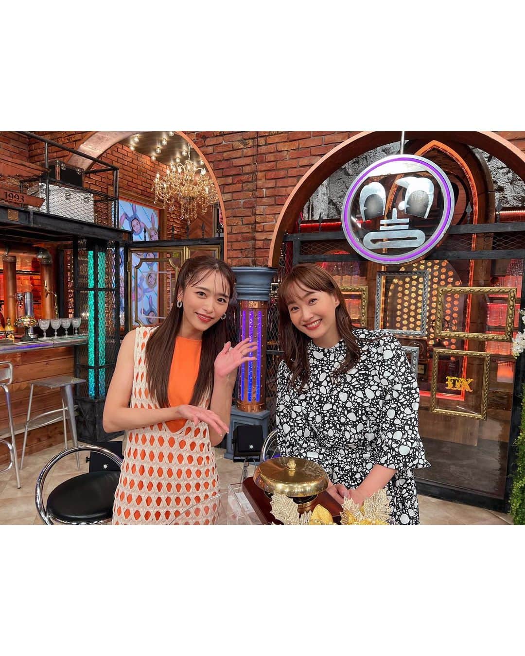 近藤千尋のインスタグラム：「今週の　#ダウンタウンDX ママスペシャルでっす💖☺️ 先輩ママたちに会えて 笑いと涙をいただきました！！笑😘  ミキティさんと お写真📷撮って頂きました🥰  今日はほんとに暑いねぇ。。🌞 10分歩いただけで汗だくになってたよ😂笑 みんなも水分たくさん取ってね🤍🥤  #近藤千尋衣装  one-piece @amerivintage @ba_ba_co shoes @bananarepublic_jp」