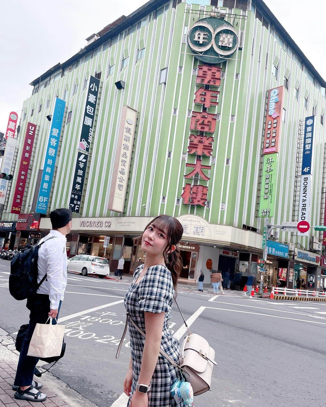 茉井良菜さんのインスタグラム写真 - (茉井良菜Instagram)「✈️ #taiwantrip ☁️ ⁡ ♡ 𝟐𝟎𝟐𝟑.𝟎𝟒.𝟏𝟖〜𝟐𝟎 𝐓𝐚𝐢𝐰𝐚𝐧𝐭𝐫𝐢𝐩 𝐃𝐚𝐲𝟑♡ ⁡ ⁡ ⁡ ⁡ 𝟑日目はまたまた西門へ🤍 どハマりしたゲーセンを何店舗か回るために またやってきました… 昔の写真見返してたら、台湾のいたる所で あのキャラの置物と知らずに写真撮ってた…😂 湯姆熊のオタクになるフラグ回収した😂🏳 ⁡ ⁡ まずはサイゼでお昼ご飯❕ うちら大好きサイゼの"台湾ver"も楽しもうぜ〜！ ということで行ってきた🍽️ 日本とメニューはほぼ全部違って少しお高めだた！ 頼んだペスカトーレがお値段以上に海鮮入ってて豪華だったし、はるちゃんが食べてたペンネのドリアみたいなのと、 みんなで食べた1番人気！って書いてたピザがうーーーーーーーますぎた… もう通ってるんだけど日本にあったら通ってる(?) ⁡ そのあとゲーセンはしご！ 多分うちらが真剣にやりすぎてて台湾に観光来てた 外国の方に貯める券、もらったよね。 オタクぽかったよね〜〜あ〜〜ん、ありがとう😫🤍🙏 ⁡ ⁡ そして #師大 に移動〜🚃🫧 昔行った焼き小籠包屋さんに😭やっと😭いけて😭 感極まってしまったけど😭泣く暇もなく😭 1人で1パック秒で食べました😌🙏あらま 中華街とかにある丸い最中みたいな形の焼小籠包じゃなくて、ちゃんと小籠包の形のまま焼いてくれとるのよ〜最高！  店内手作りで大きくて安くて最高〜 前行った時はビニール袋に直入れだったのに オリジナル袋になってて知らぬ間に儲かってた。 知らんけど。儲かってお店続いてお願い！私が嬉しい！！ ⁡  師大は若者の街〜て感じで私は西門より楽しかった気もするし、お買い物した！😉♡ 流行りっぽい並んでるカフェとかデザート屋さんがあったり、お店の感じが韓国っぽさもあって興奮した〜！  てか圧倒的日本語だったのに行けないうちに ハングル増えてて韓国も好きな私からしたら 楽しさ2倍になった😂♡ 街並みはノスタルジーなのにお店は最先端な海外特有の このギャップが本当に好き。超楽しくなる。 夢は師大にいるギャルたちと友達になって遊ぶ事に決まりました。お洋服選んでるとことか楽しそうだった〜😌🙏尊い ⁡ ⁡ 次はお洋服目当てに #松山 へ！ こちらも久しぶりの問屋街！数年前に行った時より 趣味も変わってるからどうかな〜と思って行ってみたら やっぱ見え方変わってまた違うキラキラさがみえた〜！！ セレクトショップとかでよく見かける服があったり 同じようなテイストの服屋を頑張って掘り当てれば 超安く買えてしまうよ…私は買いました… また着て写真撮っちゃお〜🤳 ⁡ 観光夜市は人が多くて一通り歩いたけど 何も買わずに終わった！！ギブ！！！！！！！ なんかめっちゃ人気の入り口にあった胡椒餅屋だけ気になった〜😫 ⁡ そしてホテルに帰って空港に向かいましたとさ〜 めでたしめでたし〜 ⁡  最初から最後までず〜っと笑ってるか、 何やこれ〜って喋ってるか、疲れて無言で楽しかった〜 旅っていいよね〜友達といくと尚更〜🍊🐟好(ハオ) ⁡ ⁡ ⁡ 台湾が人生で初めての海外で 修学旅行も台湾で思い入れがいっぱいなんだよな〜 台湾に行くといつだってその当時の気持ちに グッと引っ張ってくれたり、新しい景色と共に 気持ちも更新させてくれたり。 生きてて慣れは安らぎで大事だけど、 慣れないって事は希望と成長をくれるから好きです。 ⁡ ⁡ わーー！3日間のことだいぶ端折って書いたのに 全部長文すぎるじゃんね〜！ どんだけ歩いたのうちら😓 ⁡ ⁡ 夢はアジアを制覇したいのだけど、 アジアって他にどこあんの〜⁉️😫 教えて！行っちゃうよ〜ん🦭  #japanesegirl #asiangirls #maid #偶像 #偶像活動 #自拍 #照片 #时装  #量産型 #量産 #合法ロリ #漂亮 #코스프레소녀 #粉我时装 #自撮り女子 #台湾観光 #ig_taiwan #ig_kaohsiung #台湾女子旅 #台灣女生日常 #臺灣景點 #台湾美食 #taiwan_tourism #taiwangirl #双马尾 #女生髮型」5月16日 15時47分 - yonsuchan