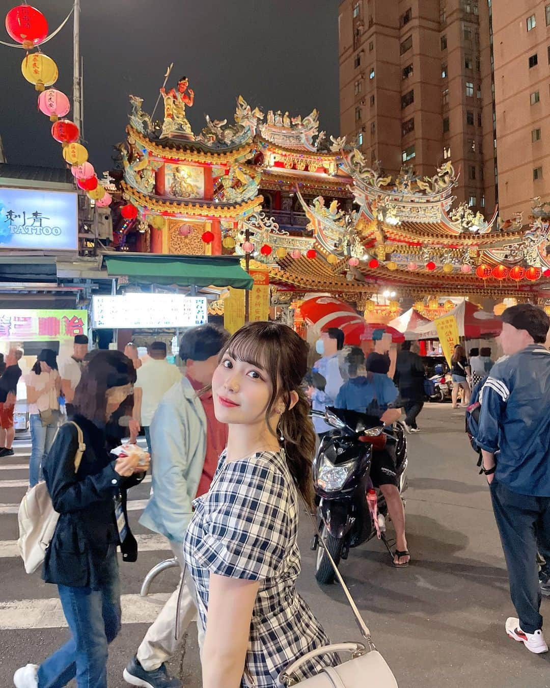 茉井良菜さんのインスタグラム写真 - (茉井良菜Instagram)「✈️ #taiwantrip ☁️ ⁡ ♡ 𝟐𝟎𝟐𝟑.𝟎𝟒.𝟏𝟖〜𝟐𝟎 𝐓𝐚𝐢𝐰𝐚𝐧𝐭𝐫𝐢𝐩 𝐃𝐚𝐲𝟑♡ ⁡ ⁡ ⁡ ⁡ 𝟑日目はまたまた西門へ🤍 どハマりしたゲーセンを何店舗か回るために またやってきました… 昔の写真見返してたら、台湾のいたる所で あのキャラの置物と知らずに写真撮ってた…😂 湯姆熊のオタクになるフラグ回収した😂🏳 ⁡ ⁡ まずはサイゼでお昼ご飯❕ うちら大好きサイゼの"台湾ver"も楽しもうぜ〜！ ということで行ってきた🍽️ 日本とメニューはほぼ全部違って少しお高めだた！ 頼んだペスカトーレがお値段以上に海鮮入ってて豪華だったし、はるちゃんが食べてたペンネのドリアみたいなのと、 みんなで食べた1番人気！って書いてたピザがうーーーーーーーますぎた… もう通ってるんだけど日本にあったら通ってる(?) ⁡ そのあとゲーセンはしご！ 多分うちらが真剣にやりすぎてて台湾に観光来てた 外国の方に貯める券、もらったよね。 オタクぽかったよね〜〜あ〜〜ん、ありがとう😫🤍🙏 ⁡ ⁡ そして #師大 に移動〜🚃🫧 昔行った焼き小籠包屋さんに😭やっと😭いけて😭 感極まってしまったけど😭泣く暇もなく😭 1人で1パック秒で食べました😌🙏あらま 中華街とかにある丸い最中みたいな形の焼小籠包じゃなくて、ちゃんと小籠包の形のまま焼いてくれとるのよ〜最高！  店内手作りで大きくて安くて最高〜 前行った時はビニール袋に直入れだったのに オリジナル袋になってて知らぬ間に儲かってた。 知らんけど。儲かってお店続いてお願い！私が嬉しい！！ ⁡  師大は若者の街〜て感じで私は西門より楽しかった気もするし、お買い物した！😉♡ 流行りっぽい並んでるカフェとかデザート屋さんがあったり、お店の感じが韓国っぽさもあって興奮した〜！  てか圧倒的日本語だったのに行けないうちに ハングル増えてて韓国も好きな私からしたら 楽しさ2倍になった😂♡ 街並みはノスタルジーなのにお店は最先端な海外特有の このギャップが本当に好き。超楽しくなる。 夢は師大にいるギャルたちと友達になって遊ぶ事に決まりました。お洋服選んでるとことか楽しそうだった〜😌🙏尊い ⁡ ⁡ 次はお洋服目当てに #松山 へ！ こちらも久しぶりの問屋街！数年前に行った時より 趣味も変わってるからどうかな〜と思って行ってみたら やっぱ見え方変わってまた違うキラキラさがみえた〜！！ セレクトショップとかでよく見かける服があったり 同じようなテイストの服屋を頑張って掘り当てれば 超安く買えてしまうよ…私は買いました… また着て写真撮っちゃお〜🤳 ⁡ 観光夜市は人が多くて一通り歩いたけど 何も買わずに終わった！！ギブ！！！！！！！ なんかめっちゃ人気の入り口にあった胡椒餅屋だけ気になった〜😫 ⁡ そしてホテルに帰って空港に向かいましたとさ〜 めでたしめでたし〜 ⁡  最初から最後までず〜っと笑ってるか、 何やこれ〜って喋ってるか、疲れて無言で楽しかった〜 旅っていいよね〜友達といくと尚更〜🍊🐟好(ハオ) ⁡ ⁡ ⁡ 台湾が人生で初めての海外で 修学旅行も台湾で思い入れがいっぱいなんだよな〜 台湾に行くといつだってその当時の気持ちに グッと引っ張ってくれたり、新しい景色と共に 気持ちも更新させてくれたり。 生きてて慣れは安らぎで大事だけど、 慣れないって事は希望と成長をくれるから好きです。 ⁡ ⁡ わーー！3日間のことだいぶ端折って書いたのに 全部長文すぎるじゃんね〜！ どんだけ歩いたのうちら😓 ⁡ ⁡ 夢はアジアを制覇したいのだけど、 アジアって他にどこあんの〜⁉️😫 教えて！行っちゃうよ〜ん🦭  #japanesegirl #asiangirls #maid #偶像 #偶像活動 #自拍 #照片 #时装  #量産型 #量産 #合法ロリ #漂亮 #코스프레소녀 #粉我时装 #自撮り女子 #台湾観光 #ig_taiwan #ig_kaohsiung #台湾女子旅 #台灣女生日常 #臺灣景點 #台湾美食 #taiwan_tourism #taiwangirl #双马尾 #女生髮型」5月16日 15時47分 - yonsuchan