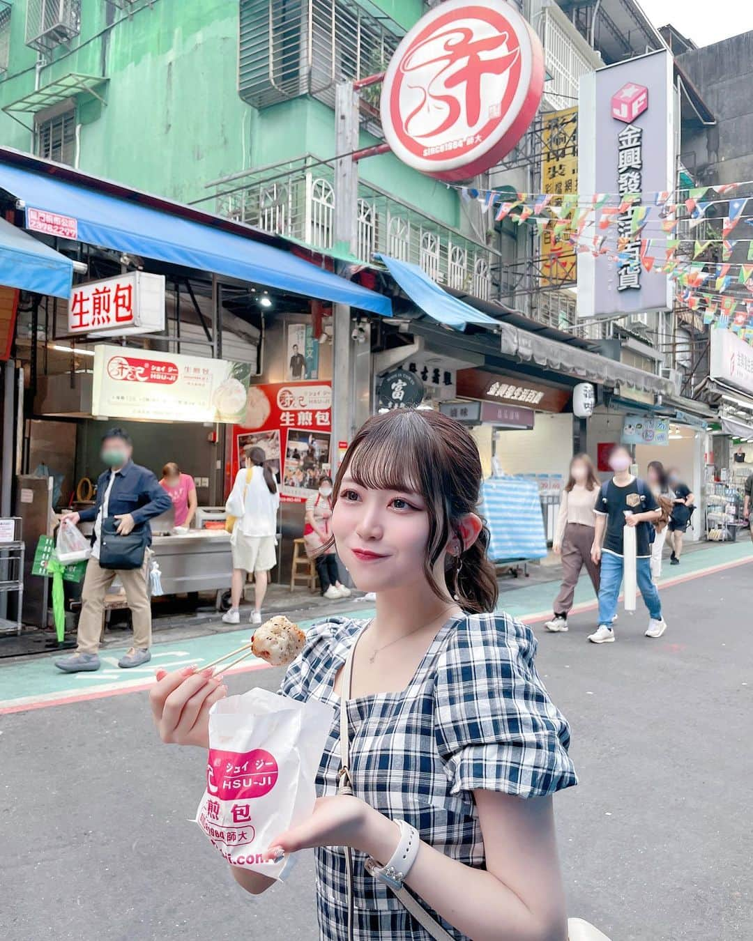 茉井良菜さんのインスタグラム写真 - (茉井良菜Instagram)「✈️ #taiwantrip ☁️ ⁡ ♡ 𝟐𝟎𝟐𝟑.𝟎𝟒.𝟏𝟖〜𝟐𝟎 𝐓𝐚𝐢𝐰𝐚𝐧𝐭𝐫𝐢𝐩 𝐃𝐚𝐲𝟑♡ ⁡ ⁡ ⁡ ⁡ 𝟑日目はまたまた西門へ🤍 どハマりしたゲーセンを何店舗か回るために またやってきました… 昔の写真見返してたら、台湾のいたる所で あのキャラの置物と知らずに写真撮ってた…😂 湯姆熊のオタクになるフラグ回収した😂🏳 ⁡ ⁡ まずはサイゼでお昼ご飯❕ うちら大好きサイゼの"台湾ver"も楽しもうぜ〜！ ということで行ってきた🍽️ 日本とメニューはほぼ全部違って少しお高めだた！ 頼んだペスカトーレがお値段以上に海鮮入ってて豪華だったし、はるちゃんが食べてたペンネのドリアみたいなのと、 みんなで食べた1番人気！って書いてたピザがうーーーーーーーますぎた… もう通ってるんだけど日本にあったら通ってる(?) ⁡ そのあとゲーセンはしご！ 多分うちらが真剣にやりすぎてて台湾に観光来てた 外国の方に貯める券、もらったよね。 オタクぽかったよね〜〜あ〜〜ん、ありがとう😫🤍🙏 ⁡ ⁡ そして #師大 に移動〜🚃🫧 昔行った焼き小籠包屋さんに😭やっと😭いけて😭 感極まってしまったけど😭泣く暇もなく😭 1人で1パック秒で食べました😌🙏あらま 中華街とかにある丸い最中みたいな形の焼小籠包じゃなくて、ちゃんと小籠包の形のまま焼いてくれとるのよ〜最高！  店内手作りで大きくて安くて最高〜 前行った時はビニール袋に直入れだったのに オリジナル袋になってて知らぬ間に儲かってた。 知らんけど。儲かってお店続いてお願い！私が嬉しい！！ ⁡  師大は若者の街〜て感じで私は西門より楽しかった気もするし、お買い物した！😉♡ 流行りっぽい並んでるカフェとかデザート屋さんがあったり、お店の感じが韓国っぽさもあって興奮した〜！  てか圧倒的日本語だったのに行けないうちに ハングル増えてて韓国も好きな私からしたら 楽しさ2倍になった😂♡ 街並みはノスタルジーなのにお店は最先端な海外特有の このギャップが本当に好き。超楽しくなる。 夢は師大にいるギャルたちと友達になって遊ぶ事に決まりました。お洋服選んでるとことか楽しそうだった〜😌🙏尊い ⁡ ⁡ 次はお洋服目当てに #松山 へ！ こちらも久しぶりの問屋街！数年前に行った時より 趣味も変わってるからどうかな〜と思って行ってみたら やっぱ見え方変わってまた違うキラキラさがみえた〜！！ セレクトショップとかでよく見かける服があったり 同じようなテイストの服屋を頑張って掘り当てれば 超安く買えてしまうよ…私は買いました… また着て写真撮っちゃお〜🤳 ⁡ 観光夜市は人が多くて一通り歩いたけど 何も買わずに終わった！！ギブ！！！！！！！ なんかめっちゃ人気の入り口にあった胡椒餅屋だけ気になった〜😫 ⁡ そしてホテルに帰って空港に向かいましたとさ〜 めでたしめでたし〜 ⁡  最初から最後までず〜っと笑ってるか、 何やこれ〜って喋ってるか、疲れて無言で楽しかった〜 旅っていいよね〜友達といくと尚更〜🍊🐟好(ハオ) ⁡ ⁡ ⁡ 台湾が人生で初めての海外で 修学旅行も台湾で思い入れがいっぱいなんだよな〜 台湾に行くといつだってその当時の気持ちに グッと引っ張ってくれたり、新しい景色と共に 気持ちも更新させてくれたり。 生きてて慣れは安らぎで大事だけど、 慣れないって事は希望と成長をくれるから好きです。 ⁡ ⁡ わーー！3日間のことだいぶ端折って書いたのに 全部長文すぎるじゃんね〜！ どんだけ歩いたのうちら😓 ⁡ ⁡ 夢はアジアを制覇したいのだけど、 アジアって他にどこあんの〜⁉️😫 教えて！行っちゃうよ〜ん🦭  #japanesegirl #asiangirls #maid #偶像 #偶像活動 #自拍 #照片 #时装  #量産型 #量産 #合法ロリ #漂亮 #코스프레소녀 #粉我时装 #自撮り女子 #台湾観光 #ig_taiwan #ig_kaohsiung #台湾女子旅 #台灣女生日常 #臺灣景點 #台湾美食 #taiwan_tourism #taiwangirl #双马尾 #女生髮型」5月16日 15時47分 - yonsuchan