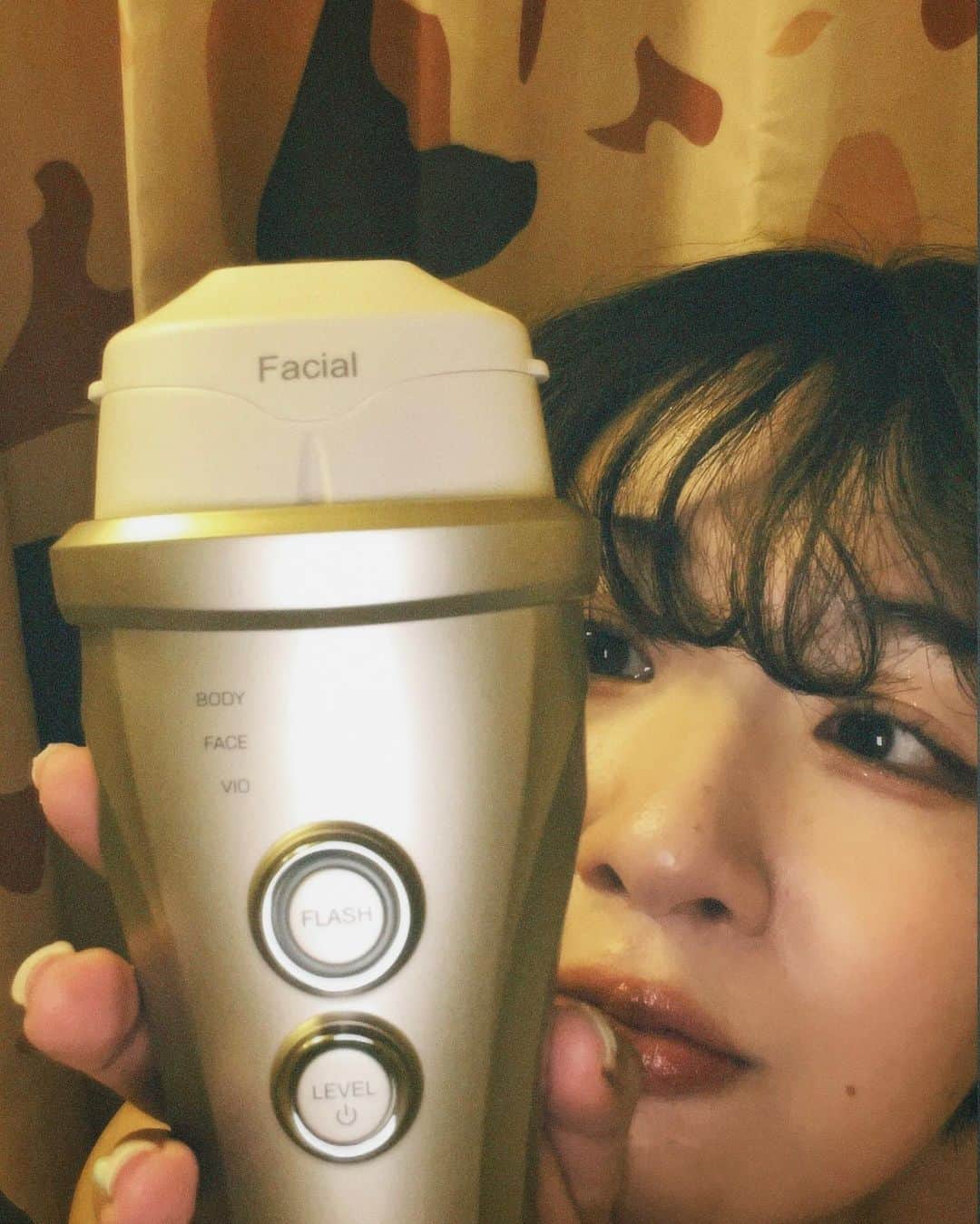 廣瀬詩映莉のインスタグラム：「ヤーマニスト活動報告🐩  ヤーマニストとしての活動も板に付いてきた4ヶ月目…！(？) すっかりセルフケアの回数も減り、先日の急に暑かった日でもすんなり短パンを履けました🌸 いままで特に気にしていたわけではなかったのだけれど、腕のムダ毛も目立ちにくくなってきたのでなんかちょっと自信がついてブレスレットとかするようになったりして………！ 思わぬ意識の変化に自分でも驚いております…  先月の活動報告で宣言したフェイスモード！ 遂に試せる時が来たので早速やってみました！  顔って痛みがあるとめちゃくちゃダイレクトに来るからそれが怖くて、恐る恐る照射ボタンを押しておりましたが… やはり痛みもほとんどなくお肌があたたかく感じる程度でしっかり当てることが出来ました！ まぶしさだけはあるので押す時だけ目をつぶってガンガン照射したよ✌️  顔はボディとケアする周期も違うのでどんな風に結果が出るのかが楽しみです！ ムダ毛のケアができてお肌が明るく見えるようになったらいいな〜  来月の活動報告をお楽しみにっ🪿  #yaman #ヤーマン #ヤーマニスト #レイボーテ #レイボーテヴィーナス #レイボーテヴィーナスビューティープラス #光美容器 #ムダ毛処理 #お風呂美容 #自宅エステ #おうちエステ #自分磨き #ムダ毛ケア #おうち美容 #美容機器 #ムダ毛 #ボディケア #PR」