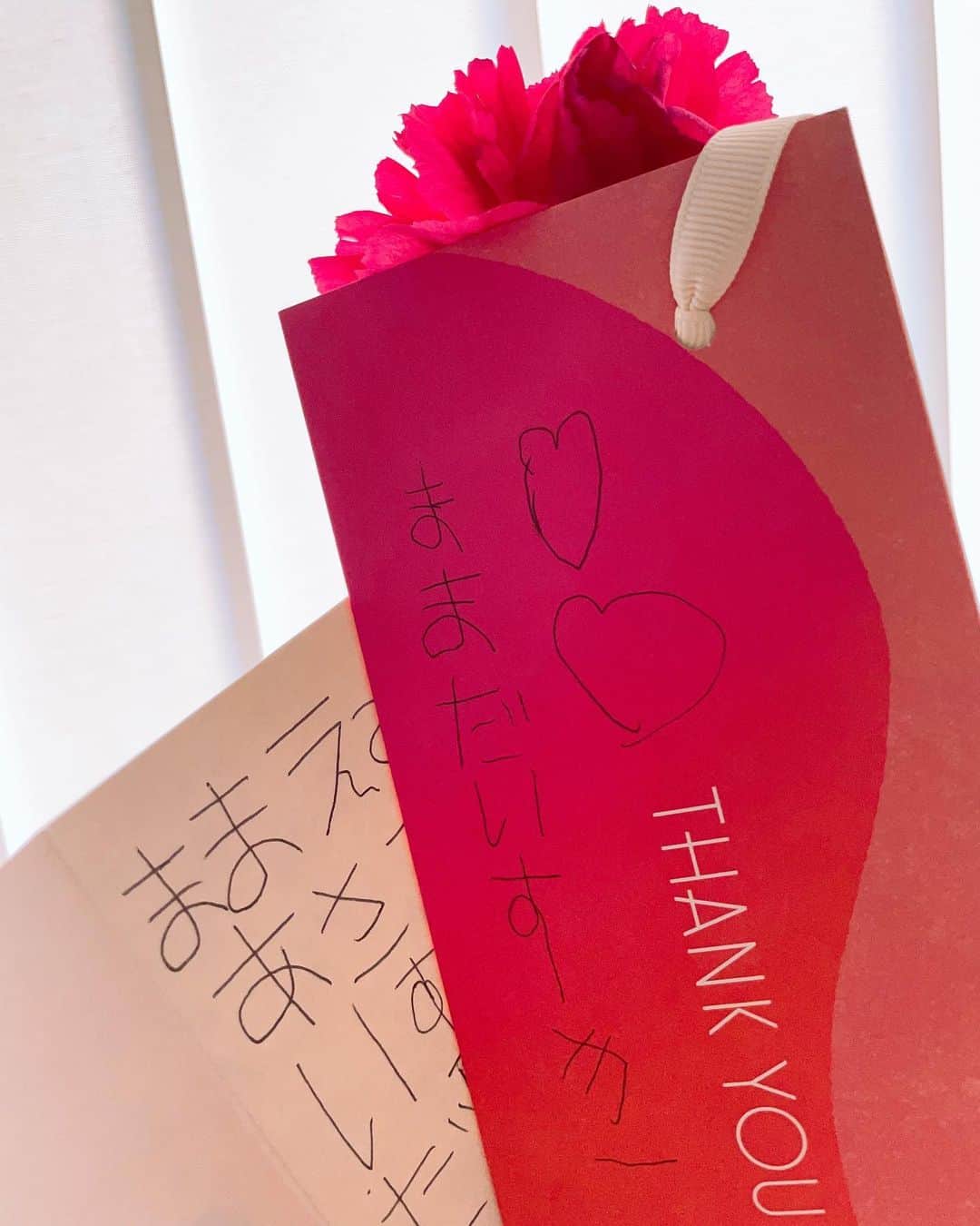 板橋よしえのインスタグラム：「. 母の日♡ 朝からソワソワしていた娘。 「今日はママに内緒のことがあるからね！」と言って、パパの元に駆け寄り「パパ！今日母の日だよ！！！！」と娘。 こっそり話してる風だけど、全部聞こえてるヨ😂 わたしが不在の間にパパと一緒にお花屋さんに行って娘が選んでくれた一輪のカーネーション。 そして、メッセージカードいっぱいの言葉たちに今年もポロポロ涙が出た🥲 一文字一文字から娘の気持ちが伝わってきてとってもとってもうれしい。。。 今年も宝物が増えたー💌𓂃𓈒𓂂𓏸 娘よ、大好きっていっぱい伝えてくれてどうもありがとう。ママも大好きだよ。」