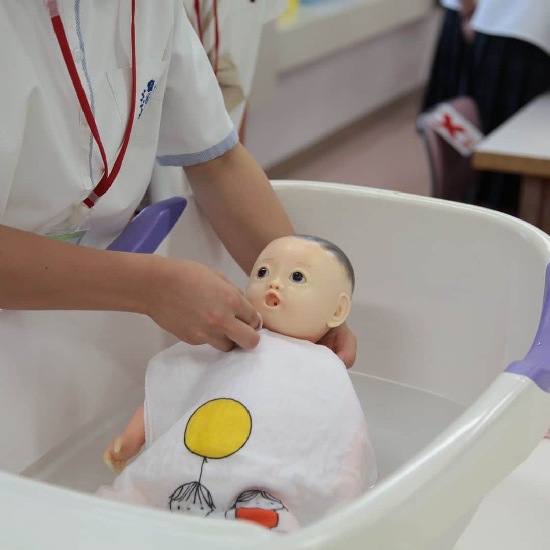 福岡女子短期大学さんのインスタグラム写真 - (福岡女子短期大学Instagram)「. . ╱ 🔊5/21(日)「オープンキャンパス」情報 ╲  子ども学科では、5月21日(日)「オープンキャンパス」にて、【体験授業】赤ちゃんの沐浴体験を実施します👶  かわいい赤ちゃん人形を使って、沐浴を体験します。赤ちゃん人形は実際の赤ちゃんと同じ重さです。保育現場のお仕事を一緒に体験しましょう。  現在参加申し込み受付中です✨高校生・受験生の皆さん、お気軽にご参加ください🍀  >在学生、卒業生のみなさん 「乳児保育」の授業の感想や思い出がありましたら、コメントいただけると嬉しいです☺️  #福岡女子短期大学 #子ども学科 #保育士の卵 #幼稚園教諭の卵 #オープンキャンパス」5月16日 16時01分 - fukuoka_wjc
