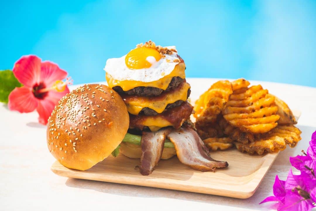 ダブルツリーbyヒルトン那覇首里城のインスタグラム：「ボリュームたっぷり!!グランドキャッスルバーガー！ 南国リゾートの雰囲気が満喫できるプールサイドで食べるハンバーガーは格別  プールでたっぷり遊んでお腹が空いてきたら… 夏の日差しを遮るパラソルとガーデンソファーで ゆっくり寛ぎながらグランドキャッスルバーガーにガブリッ!!  お肉のおいしさが口いっぱいに広がります♬  パテは牛肉100％なのはもちろんのこと シェフオリジナルの調合スパイス そして隠し味もちょこっと加えるなど シェフのこだわりが随所にちりばめられ お肉のおいしさを存分に味わえますよ♬  プールサイドダイニングでは グランドキャッスルバーガーのほかにも シーザーサラダやホットドッグ・チキンカレーなど お友達やファミリーでも楽しめるメニューが充実。  沖縄ならではのポーク玉子おにぎりも人気なので みなさんでいろいろなメニューをシェアしながら、 プールサイドでのお食事を楽しんで下さいね。  ＝＝＝＝＝＝＝＝＝＝＝＝＝＝＝＝＝＝＝＝  プールサイドダイニング（ガーデンプール　屋外1階）  11:30～16:00（ラストオーダー）  詳細ご予約はプロフィール(@doubletreeshuri )の URL公式ホームページまたは レストラン予約　098-886-5477（9：30～17：00）  ＝＝＝＝＝＝＝＝＝＝＝＝＝＝＝＝＝＝＝＝  お得情報・最新情報発信中  フォローよろしくお願いします♪ @doubletreeshuri  #ダブルツリーbyヒルトン那覇首里城 #首里城に1番近いホテル  #ハンバーガー  #グルメバーガー #グランドキャッスルバーガー  #沖縄レストラン #那覇レストラン #沖縄ホテル #那覇ホテル #沖縄グルメ #那覇グルメ #ガーデンプール #プールサイドダイニング  #沖縄旅行 #沖縄観光  #女子旅 #首里 #家族時間 #okinawa #okinawatrip #okinawarestaurant #okinawafood #okinawaresort #okinawajapan #naha #shuri」