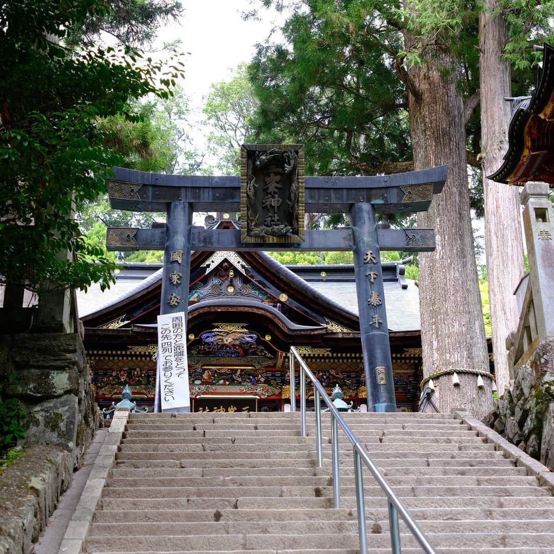 三浦祐太朗のインスタグラム：「少し前に #秩父 にある #三峯神社 を参拝。ここでは狼が神様の遣いとされているそうな。神秘的で荘厳な場所でした。 #ここさけ #あの花 #空青」