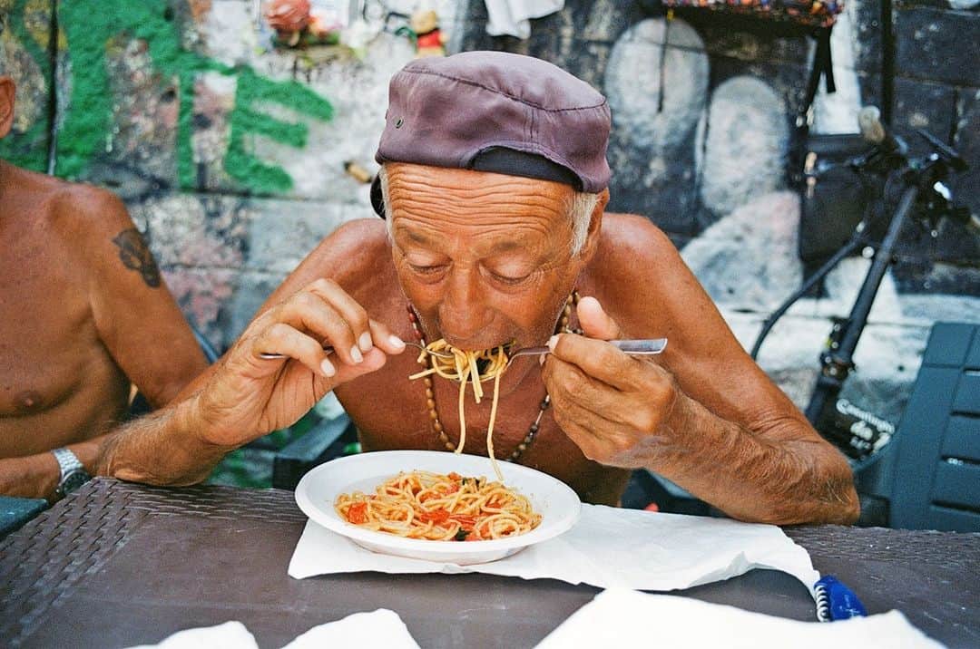 ライカさんのインスタグラム写真 - (ライカInstagram)「Eat Spaghetti  Ready, set, eat!  Who will come out on top? The one who can twirl the most spaghetti? Or the one who can stuff the most fusilli in their mouth at once?  📷: @robbie_mcintosh #LeicaCamera #Leica #🔴📷」5月16日 16時00分 - leica_camera