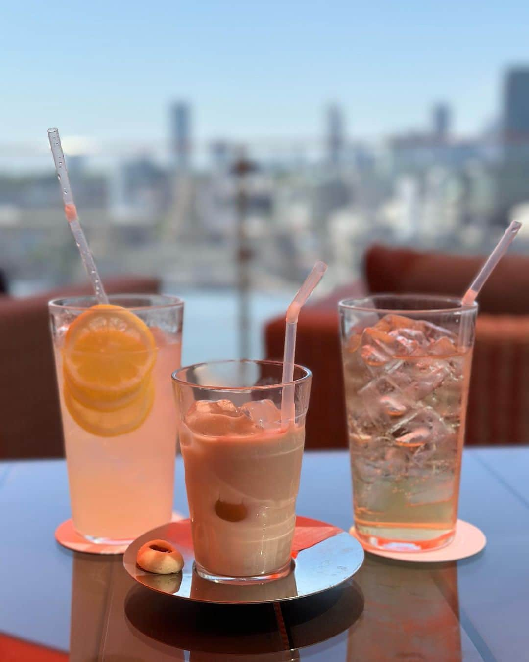 石川梨華さんのインスタグラム写真 - (石川梨華Instagram)「女子会！  今日はお友達と3人でランチ🩷 半年ぶりくらいに会えた😊  ランチも美味しかったし、2軒目に行ったカフェもテラスで気持ち良かったな☀️  今日の梨華コーデは モノトーンカジュアル🤍🖤 キャップは@moz_forest_labelとのコラボ商品です❗️ スニーカーは紐なしのコンバース⭐︎ ゴムになっててめっちゃ履きやすい！サイコーです😆  髪は久しぶりにストレートに！ オシャレ楽しいじゃん✌️  #石川梨華 #モーニング娘og #リアル梨華 #二児の母 #年子 #やんちゃボーイズ #梨華コーデ #女子会ランチ #嬉し楽しかった」5月16日 16時10分 - rika_ishikawa_official