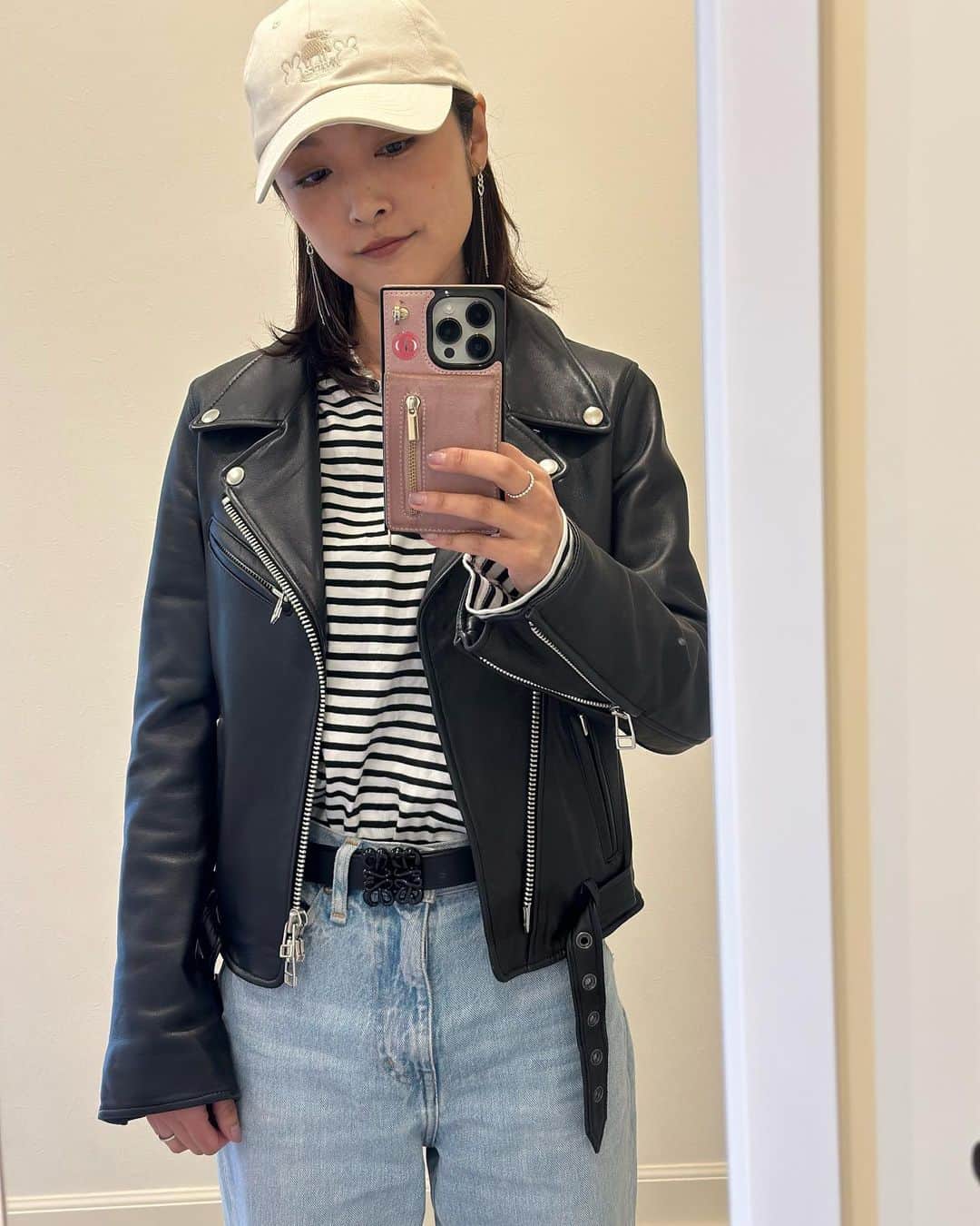 石川梨華のインスタグラム：「女子会！  今日はお友達と3人でランチ🩷 半年ぶりくらいに会えた😊  ランチも美味しかったし、2軒目に行ったカフェもテラスで気持ち良かったな☀️  今日の梨華コーデは モノトーンカジュアル🤍🖤 キャップは@moz_forest_labelとのコラボ商品です❗️ スニーカーは紐なしのコンバース⭐︎ ゴムになっててめっちゃ履きやすい！サイコーです😆  髪は久しぶりにストレートに！ オシャレ楽しいじゃん✌️  #石川梨華 #モーニング娘og #リアル梨華 #二児の母 #年子 #やんちゃボーイズ #梨華コーデ #女子会ランチ #嬉し楽しかった」