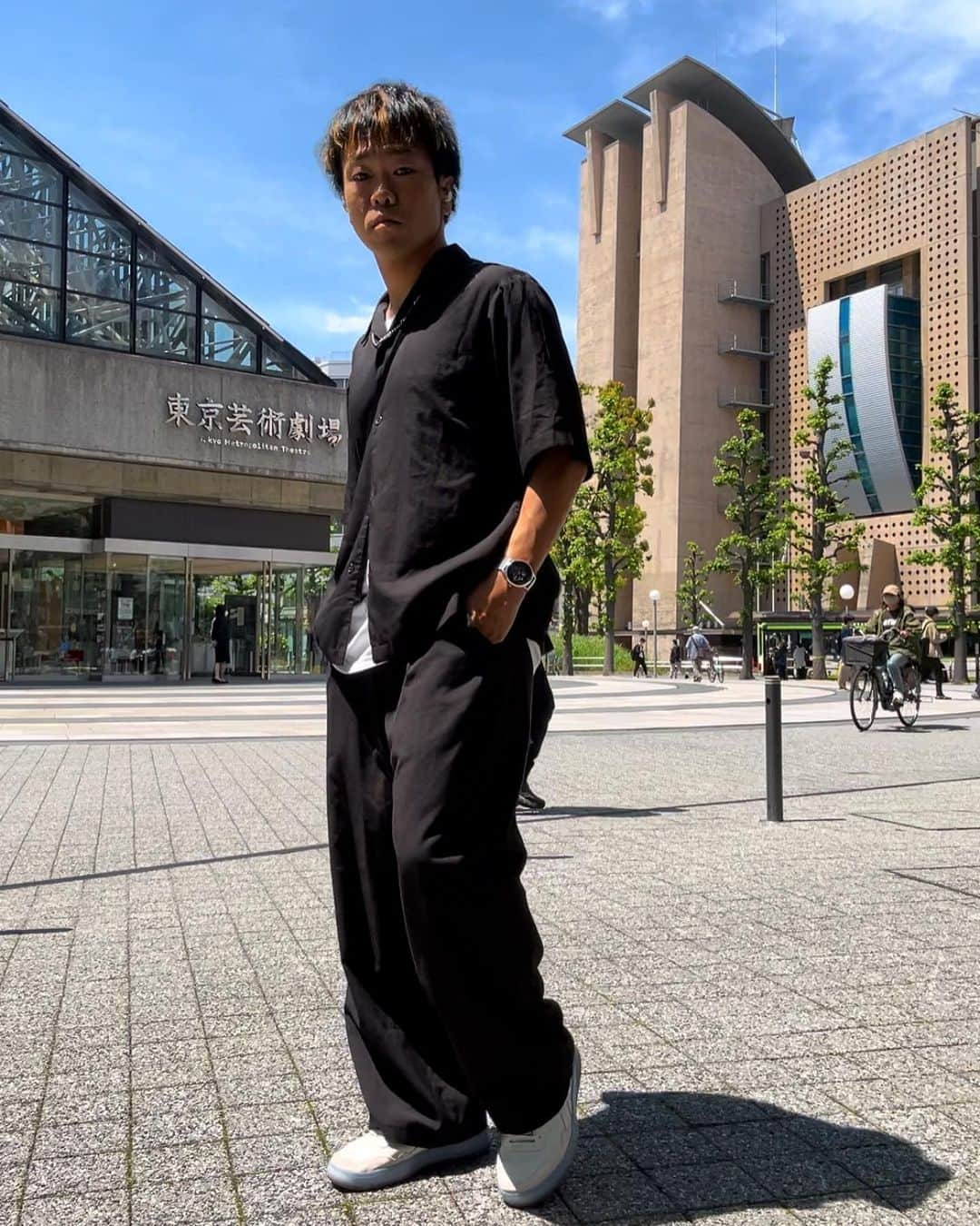 松下シュートさんのインスタグラム写真 - (松下シュートInstagram)「. PANAの 【レディースでも出来る】GU MIXプチプラコーデ👔  🐥🌸  今日のテーマは 【黒×白　超初級王道ゆるっとコーデ】  ＋撮影中、集合時間に来たSEOがばったり入り込んだよ🚲  黒はしまってカッコよく見えますが、下の白インナーを大きめに来て、下のボタンは開けちゃいましょう。 白とか灰色のガチャベルトとかで色付けしてもgood🙆‍♂️ 出来ればふわっとしたシルエットにして、腕も６部袖くらいまであって全然いーです✌️  #JOJO #glamb コラボの イギーTシャツインナーに着てます🐶  すべてGUユニクロしまむらwegoあたりの安いものでもオシャレに見えるようになりますよ✌️  トップス #GU インナー #glamb #JOJO パンツ #wego ソックス #uniqlo  シューズ #reebok 時計 #police  #pana #PANAコーデ #GU男子 #GU男子 #プチプラコーデ #低身長コーデ #ファストファッション #メンズライク #メンズライクコーデ #メンズライクファッション #ジェンダーレス #ジェンダーレスコーデ #ウィメンズ #ファッション #メンズファッション #レディースファッション」5月16日 16時07分 - pana_nowonsale