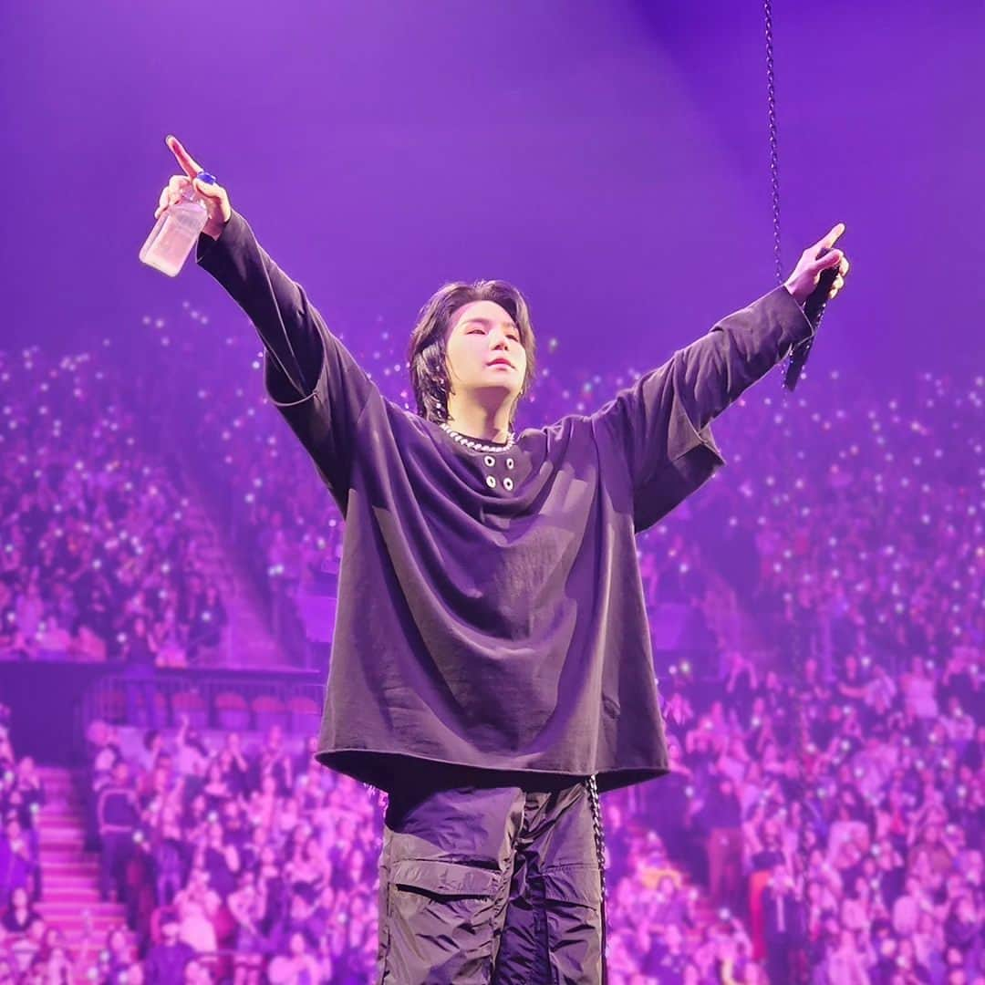 Samsung Mobileさんのインスタグラム写真 - (Samsung MobileInstagram)「#SUGA of @bts.bighitofficial getting all amazing on tour. 💜 We caught his awesome performance on our #GalaxyS23 Ultra. This is Galaxy! 👍 #withGalaxy #GalaxyxSUGA」5月16日 16時08分 - samsungmobile