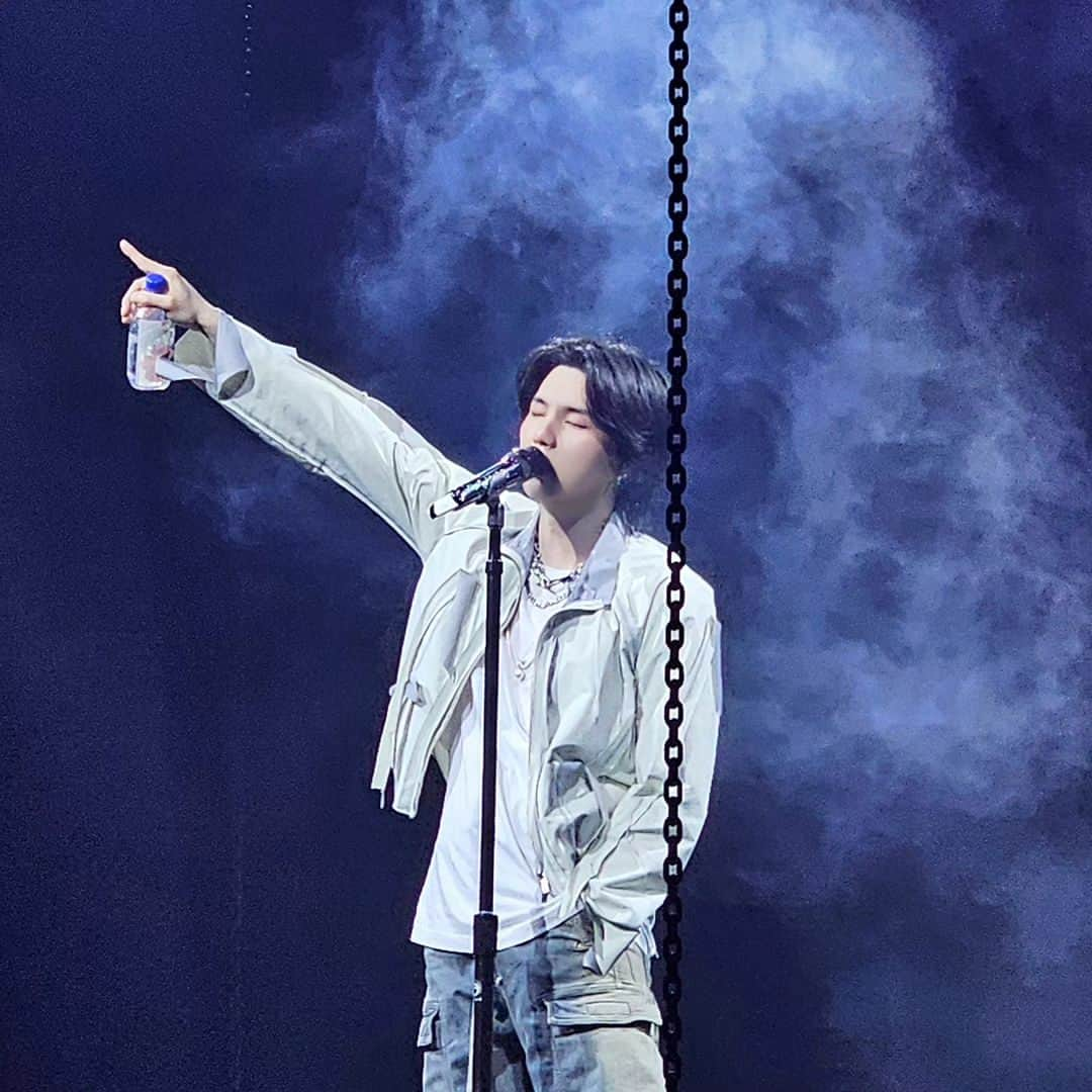 Samsung Mobileさんのインスタグラム写真 - (Samsung MobileInstagram)「#SUGA of @bts.bighitofficial getting all amazing on tour. 💜 We caught his awesome performance on our #GalaxyS23 Ultra. This is Galaxy! 👍 #withGalaxy #GalaxyxSUGA」5月16日 16時08分 - samsungmobile