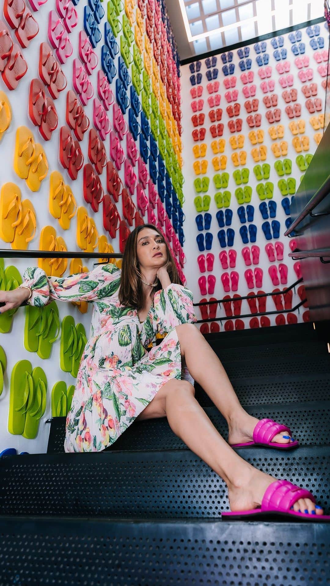 ルナ・マヤのインスタグラム：「Being able to spend 3 incredible days with the Havaianas team exploring Brazil has been a truly unforgettable experience! From having fun on the beautiful beaches to seeing the inner workings of the company at the Flagship Store in Sao Paulo, and taking in the breathtaking sights of Rio de Janeiro. I’m so impressed by the passion and dedication that goes into creating every pair of Havaianas and understanding their vision and mission to provide customers with stylish, comfortable footwear. Thank you Havaianas for a journey I will always cherish!   #HavaianasinBrazil2023 #HavaianasIndonesia #MadeInBrazil #DesignedForAFreeLife」