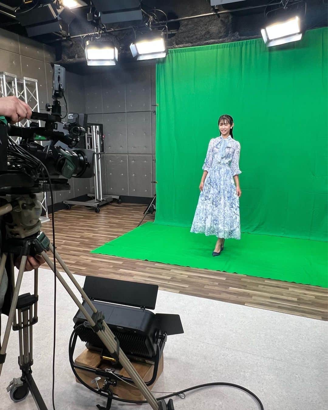 堀江聖夏のインスタグラム：「⌇オープニング撮影✩ ⁡ ⁡汐留TVのNewオープニング撮影📺 どんな映像に なるのかな？たのしみっっ ⁡ 爽やかなブルーのワンピースで 撮影したよ☺️🤍🤍 ⁡ ⁡ ワンピース： @wildlily_daikanyama  サンダル∶ @dianashoespress  イヤリング： @abiste_official  ⁡ ⁡ ________________________________ #汐留𝖳𝖵 #𝖲𝗉𝗋𝗂𝗇𝗀 #ホワイト #ワンピース #骨格ウェーブ」