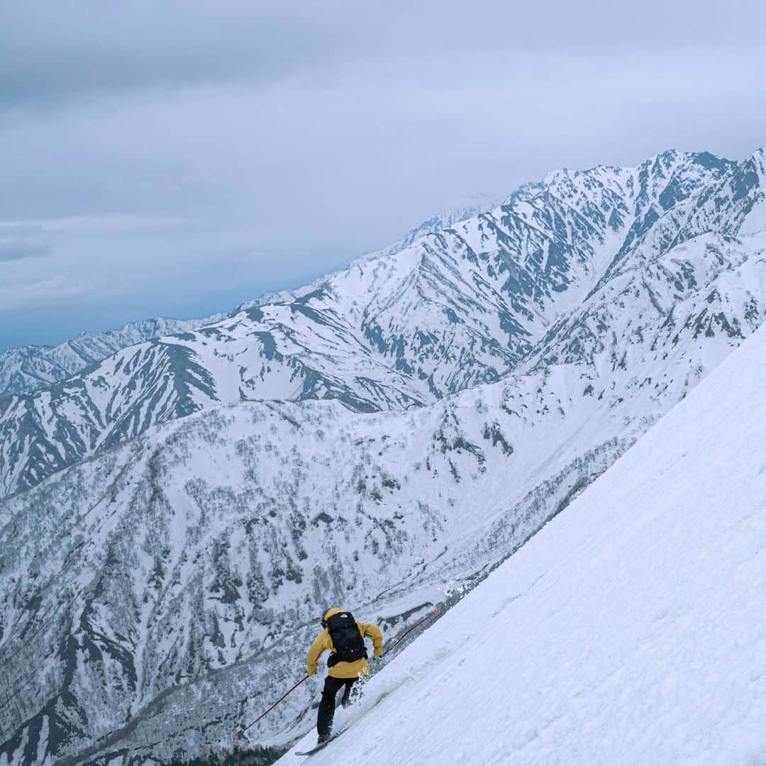 渡部暁斗さんのインスタグラム写真 - (渡部暁斗Instagram)「残雪の余韻  今年の春は量こそ少ないけど、気持ち良くスキーが走る良い雪ばかりでした😎  📸 @gomaniac  #livetoski #BeWhoYouAre #ski #telemark #hakubavalley #hakuba」5月16日 16時12分 - wtbakt
