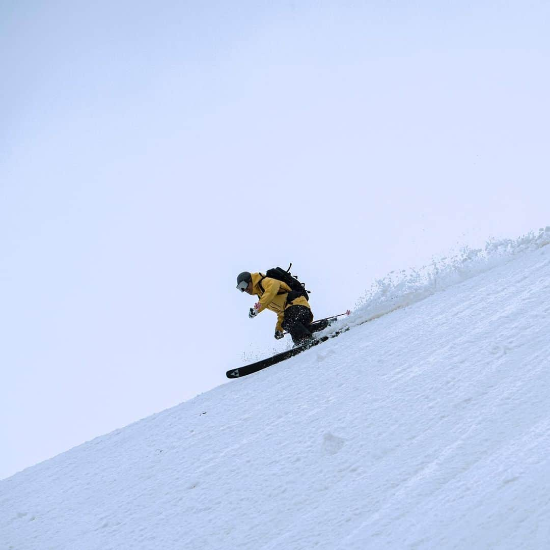 渡部暁斗のインスタグラム：「残雪の余韻  今年の春は量こそ少ないけど、気持ち良くスキーが走る良い雪ばかりでした😎  📸 @gomaniac  #livetoski #BeWhoYouAre #ski #telemark #hakubavalley #hakuba」