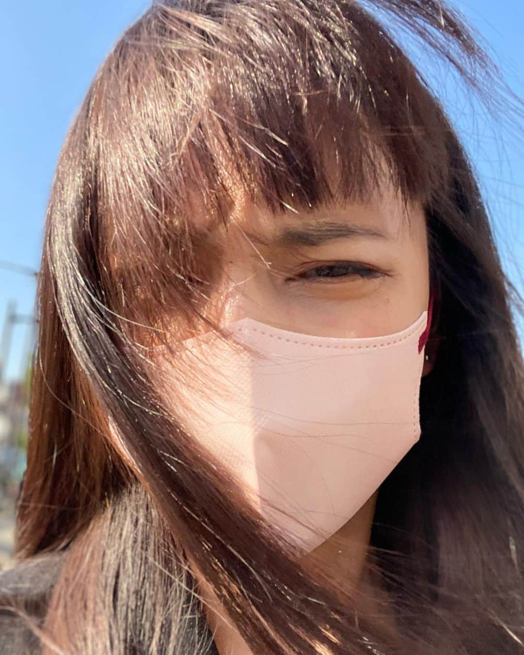 加藤夏希さんのインスタグラム写真 - (加藤夏希Instagram)「💇‍♀️ 前髪を切りまして 風に煽られるたびにオンザガールならぬオンザババアに。 くぁっ、風よやめれって✋」5月16日 16時13分 - natsukikato_official