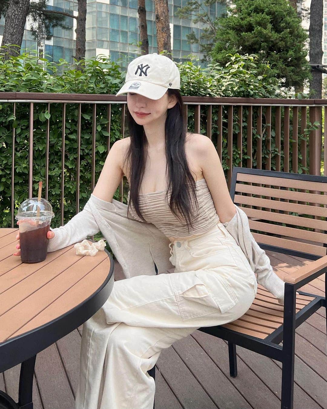 キム・ドヨンのインスタグラム：「이런 느낌에 카고와이드 팬츠들이 요즘 많이 보이고 판매가되고 있지만 칸다미에서 후발자로 나오는 이유는 저처럼 체형에 신경쓰는 사람으로썬 시중에보이는 와이드팬츠들이 저에겐 조금은 버거운 핏이엿기 때문이에요.  와이드 팬츠는 마른체형 통통한 체형을 보완해준다? 저는 시중 와이드팬츠들을 입고 그말이 전혀 와닿지 않았어요 버겁고 둔탁해보이는 내몸매라인,걸어다닐때 뒤뚱거려보이는 움직일때의 핏감, 분명 커버하려 입는 옷이라고 했지만 커버가아닌 그냥 몸매자체를 가려놓는 느낌이였어요  저희직원 66사이즈 분들도 와이드 팬츠가 커버된다해서 사서입고 다니지만다리가 짧아보이고 더 부해보여서 불편하단 의견을 듣고 둔탁하지 않은느낌으로 또 다리는길어보이게 와이든 팬츠를 선호하는 분들이 원하는 아주 데일리하고 부담스럽지않지만 몸매가 정말 보정되는 포인트들을 넣어서 제작했어요!  수량 몇백장밖에 준비 못한 제품이라 내일 낮 12시 꼭 달려와쥬세요😚」
