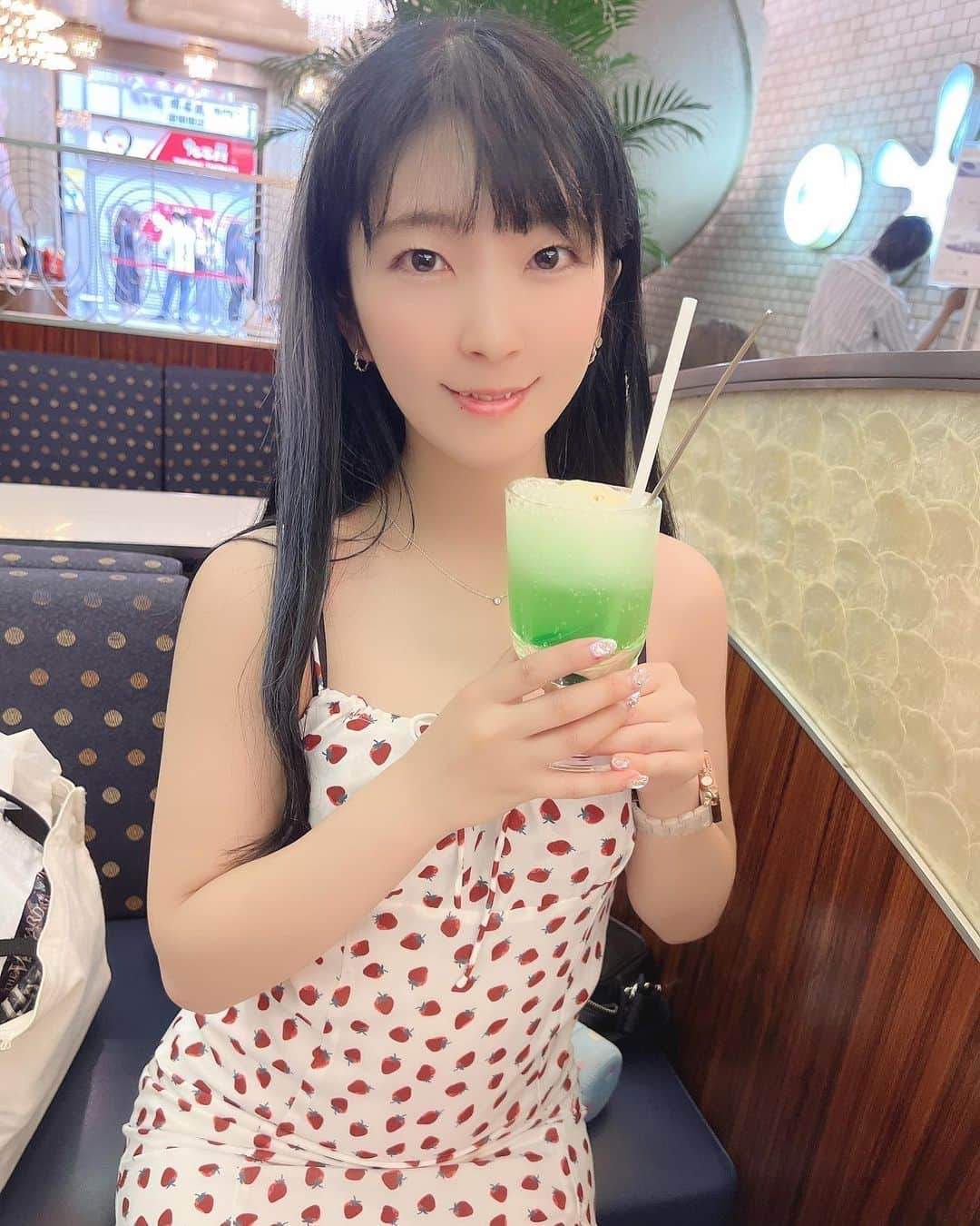 服部彩香さんのインスタグラム写真 - (服部彩香Instagram)「めろんじゅーす🍈🍹𓈒𓂂𓏸 . #めろんじゅーす #メロンクリームソーダ #メロンソーダ #喫茶店 #大阪喫茶店  #ポートレート」5月16日 16時21分 - ayasyan1112