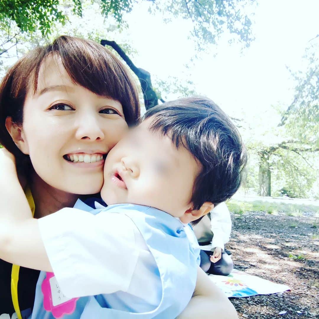 中村仁美さんのインスタグラム写真 - (中村仁美Instagram)「三男と親子遠足へ  お弁当は 好きなものを詰めた 彩り無視の 茶色弁当♥  遠足は 美味しくて楽しいことが最優先  どこかで帳尻をあわせます！  帰宅後 次男の習い事の送迎  眠い！！！  #遠足 #お弁当 #手をつないで #歩いていただけ #眠すぎ #子育ては #容赦なく続く」5月16日 16時25分 - nakamura_hitomi_official