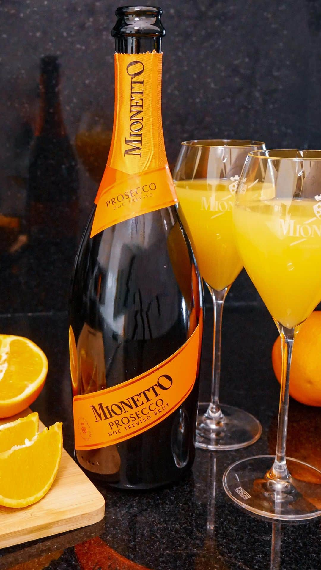 Mionetto Prosecco ČRのインスタグラム：「Světový den Mimosy si zaslouží originální MioMosu!🥂🍊  #mimosa #minosaday #mionetto #mionettocz #iloveprosecco #proseccotime #mimosatime #proseccolovers」