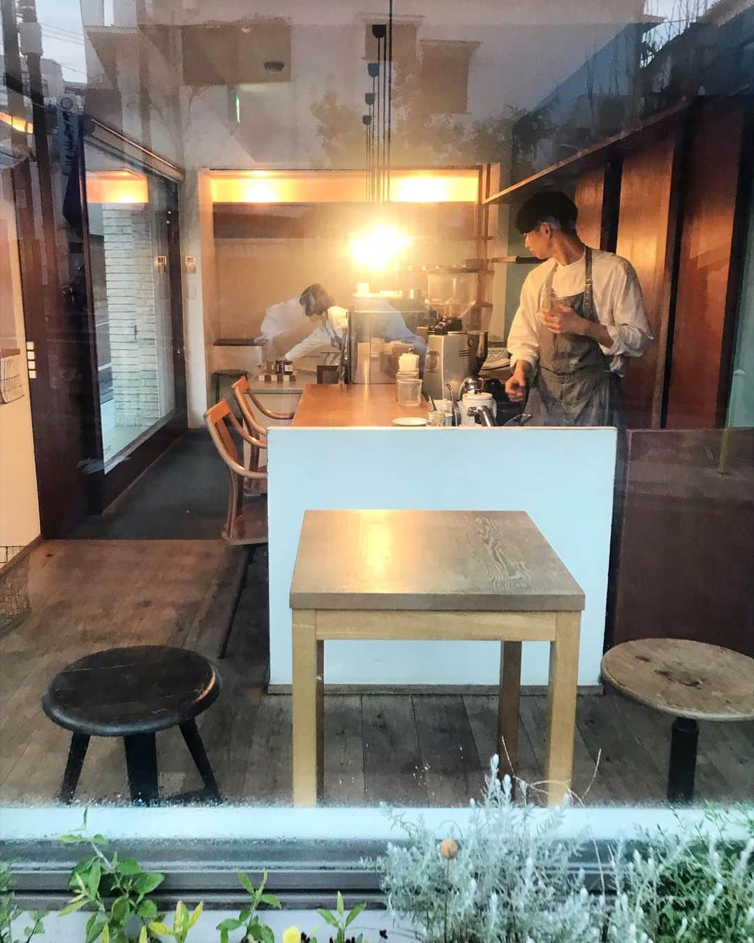 uneclefのインスタグラム：「⁡ ⁡ ⁡ 16：00頃になるとお店も静かになって、 販売チームは珈琲を楽しむ方とお話をしたり、 片付けをしたり…。 製造チームは次の日のパン、焼き菓子の仕込みをしながら 1日を振り返る。 お店がOPENしてた頃の記憶。 皆様のおかげで楽しい毎日でした。 ⁡ ⁡」