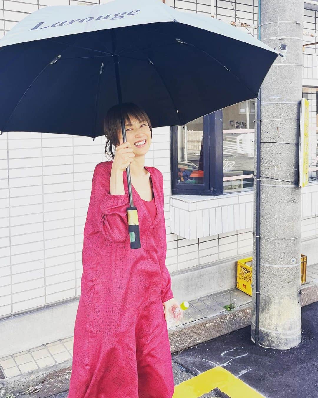 高岡早紀 のインスタグラム：「こんにちは。 皆さまいかがお過ごしでしょうか。 私はとある場所で、新しい作品の撮影をしております。 昨日は雨傘でしたが、今日は日傘。 気温変動が激しいので、どうぞご自愛くださいませ。。」