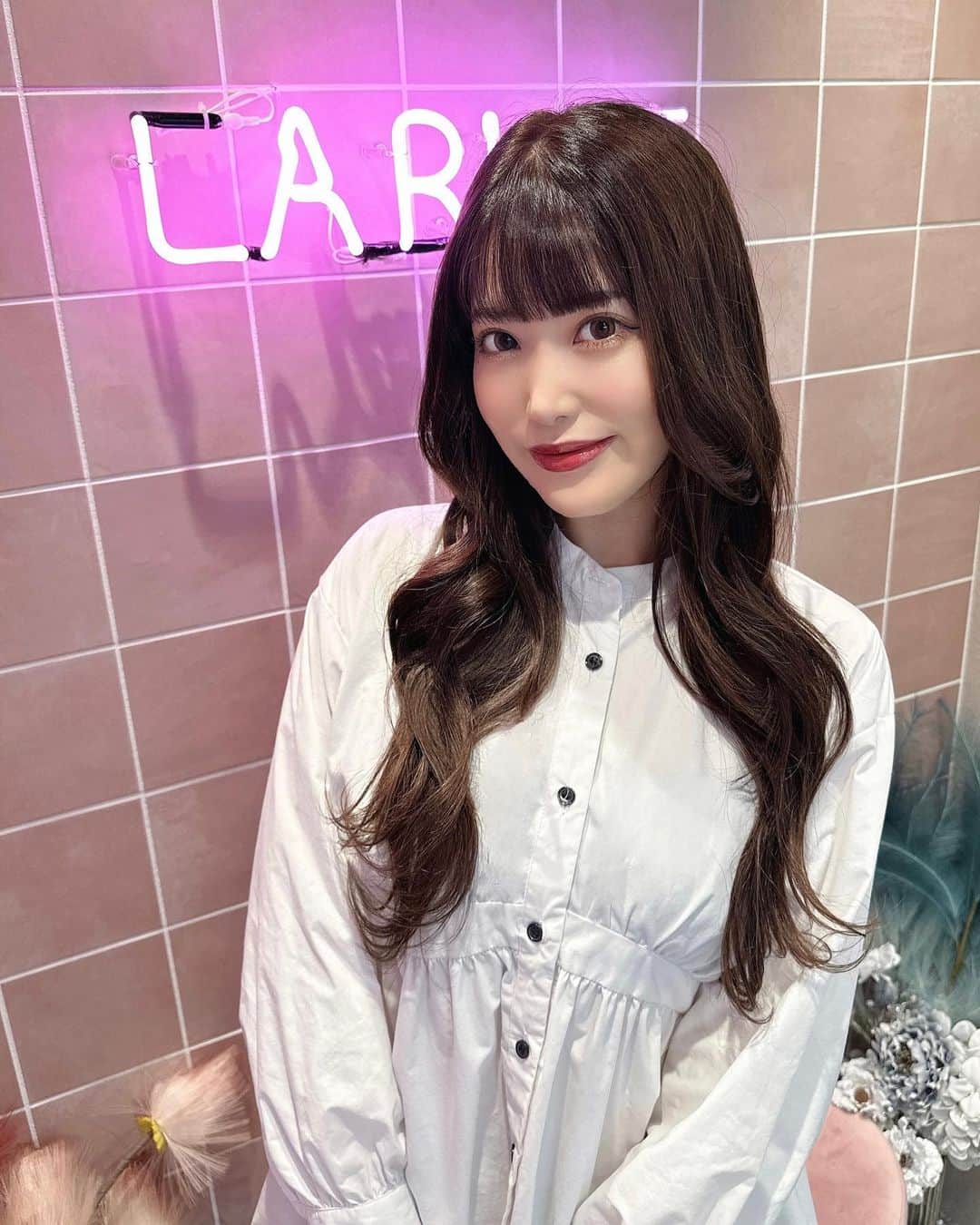 RENAのインスタグラム：「スーパーロング💗🤍💗🤍 エクステつけた🥹✨✨✨  やっぱりロングって しっくりくるな〜👸✨✨ 馴染みが良すぎて天才。  イベント二つ出演決まったので GOGO映えするヘアーに🤭✨ 5/29(月) @warp_shinjuku  6/12(月) @club_sango   楽しみすぎる！！！ ・ #バーレスク東京　#burlesquetokyo #burlesque  #美容院　#エクステ」