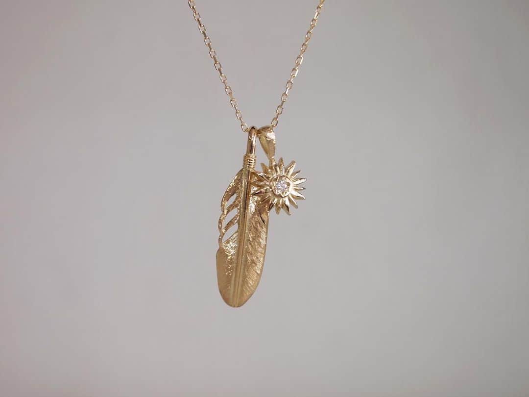 のインスタグラム：「K18YG / Diamond sun & feather necklace  中心にダイヤモンドを入れた太陽モチーフとフェザーの重ねづけネックレス。  【POP-UP SHOP】 5月23日(火)〜5月29日(月) そごう横浜店 B1アクセサリー売場 スペースbyテアトロ  #tsuneokajewelry#ダイヤモンド#太陽#フェザー#羽#ポップアップ#ジュエリー」