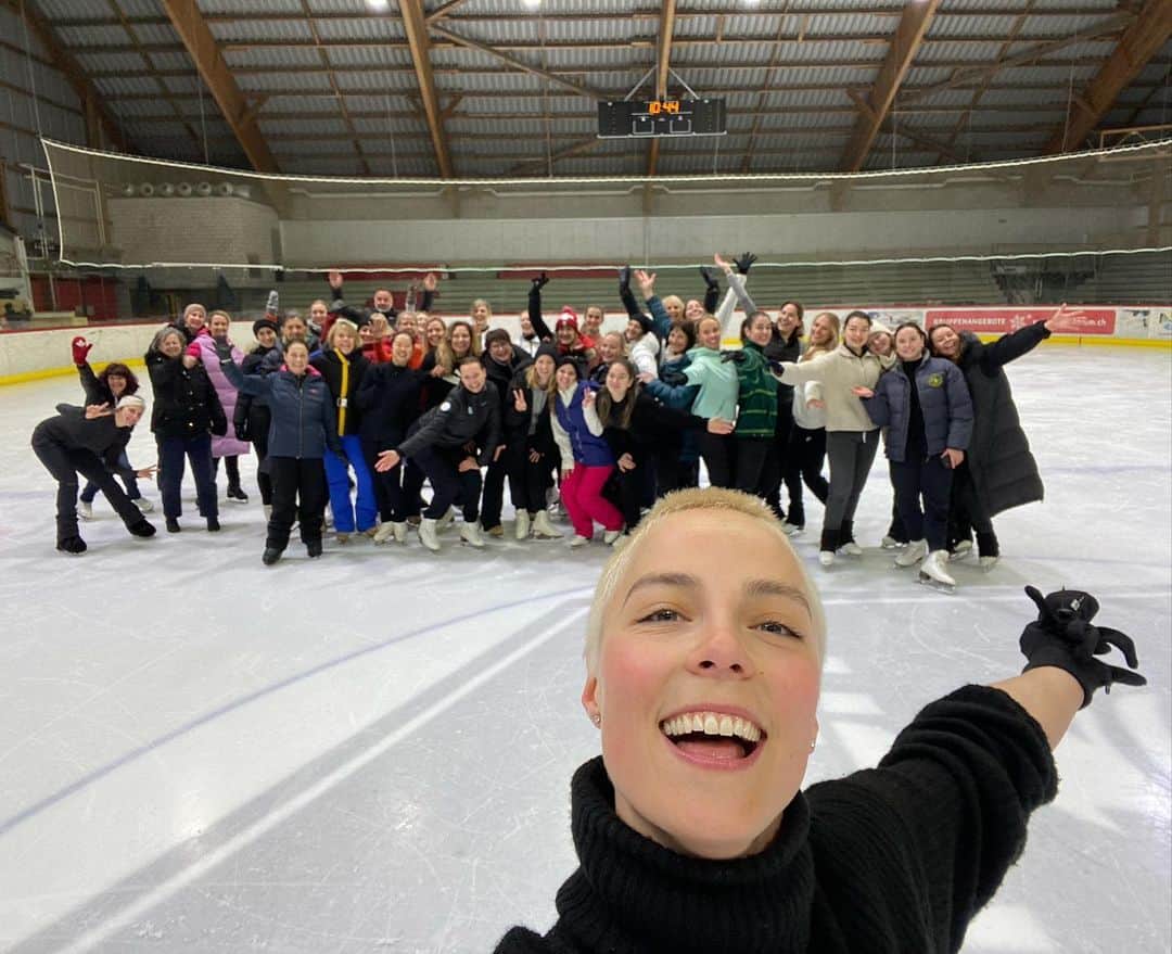 キーラ・コルピのインスタグラム：「It was such an honor to lead a seminar 'Ethical and Inspirational Coaching' this past weekend in Luzern 🇨🇭🫶🏻  Each one of the 40 coaches who participated was/is brilliant in their own unique way. Thank you from the bottom of my heart for your hard work and dedication to make this sport an uplifting experience for all skaters (and yourself as a coach) 🙏🏼👏🏼💪🏼  Thank you also to the 12 wonderful skaters I had the pleasure to inspire on the ice. And a huge THANK YOU to the organizers @selv_asmp 💎  Hope to see you all soon again in your beautiful country! 🏔️🍫🐮😘  #figureskatingcoaching #kiirakorpiacademy #vapaudujäällä #trainthetrainers」