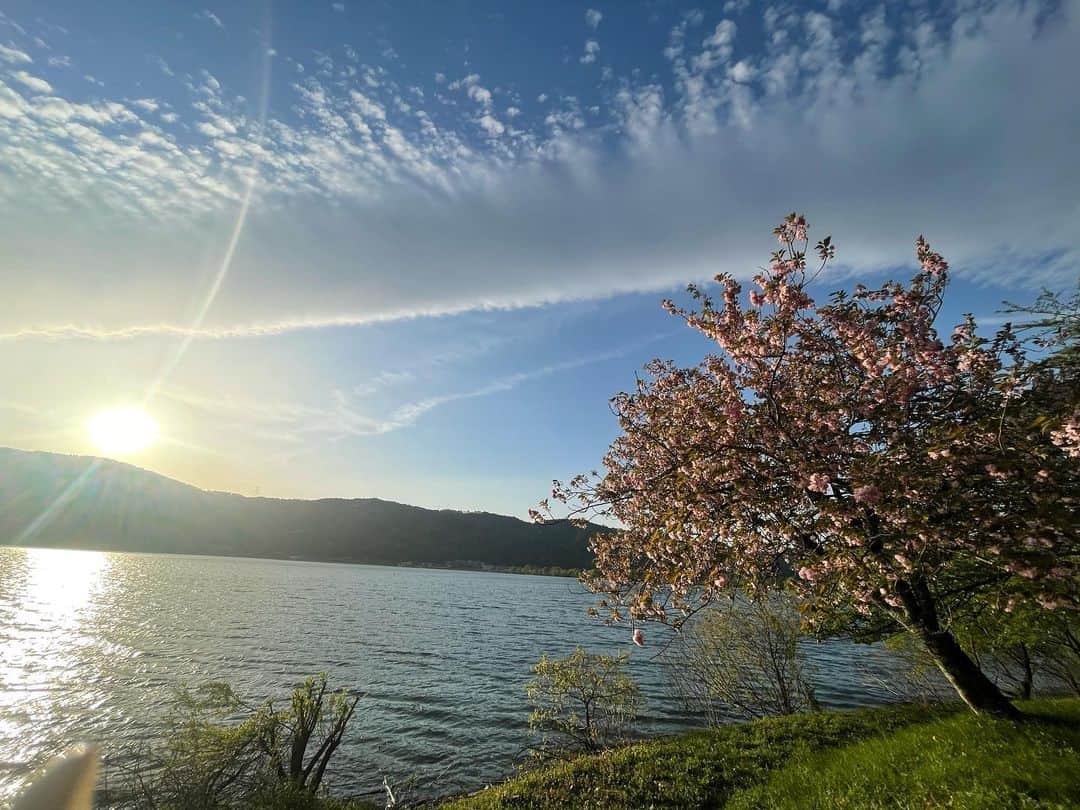 森夏子のインスタグラム：「🌸 4月末の余呉湖の景色  空気が美味しくて 深呼吸した  ここから今日までの記憶が あんまりナイ💦  OFFは必要！！  まだ火曜だけどさ🖐️  そんなことを思う午後  まだまだ仕事が終わらない…💦  皆さま　頑張りましょう💪  #余呉湖 #滋賀県  #近江百景  #ドライブ #桜の時期に来てみたい #写真好きな人と繋がりたい  #ファインダー越しの私の世界  #shigaphotoclub  #japan_daytime_view  #japan_travel  #ソロキャンプ  #写真の加工なし」