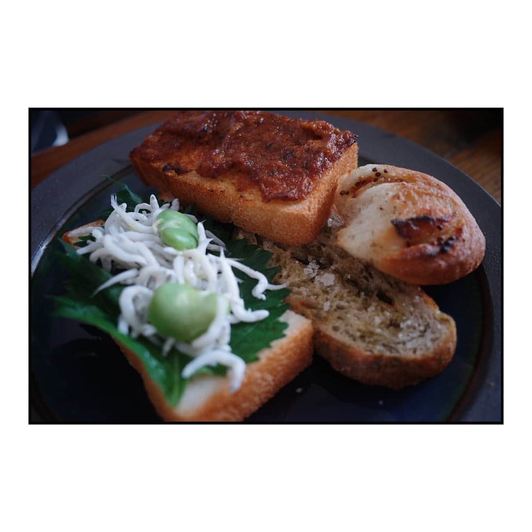 藤田敦子さんのインスタグラム写真 - (藤田敦子Instagram)「ㅤ 【#blendakitchen 】 @sirotoyuki さんの米粉パン。 ご近所ということで 最近購入させていただいているのですが 今回は1斤の食パンを @h.r.r.insta さんと半分こ🍞  上から時計回りに ☑︎食パンにソイツナ、トマトケチャップ 　バジルソースを乗せて焼いたもの ☑︎ベーコンエピ ☑︎あおさとゴーダチーズのカンパーニュ 　オリーブオイルと塩で ☑︎うさぎ農園のネギダレを少しだけ引いて 　青紫蘇、山利のしらす、そら豆を乗せ 　こちらもオリーブオイルをかけて  アレンジしたりそのままいただいたり どちらにしてもおいしすぎる米粉パンでした。  最近、週一ペースで夜ラーメンしたりしてるので 日々の生活でパンを食べたい時 米粉にできるのが嬉しすぎる！  @peekanpooo ちゃんからのご紹介、 本当に心からありがたや😍🙏  #いえごはん #おうちごはん #家ごはん #家ご飯 #うつわ #器 #暮らし #instafood #foodstagram #簡単ごはん #手料理 #家庭料理 #フレキシタリアン #flexitarian #Glutenfree #グルテンフリー #pescatarian #ペスカタリアン」5月16日 16時47分 - blenda0305