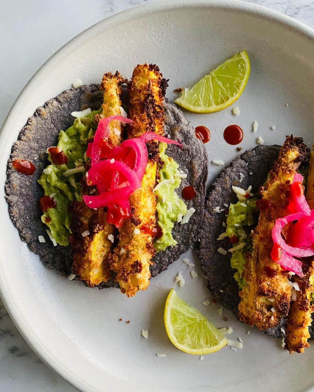 Antonietteのインスタグラム：「Over día de la Madre, I opted for a “masa”ge instead of a massage which worked out since I love tacos! 🌮 Used @masienda blue corn masa harina to make these crispy tacos de calabacitas with guacamole and pickled red onions. Fresh tortillas are always sooo good! Recipe for zucchini and pickles ⬇️ below:   1 medium zucchini cut into ½" sticks 1 egg beaten cooking spray 1 cup panko bread crumbs ⅓ cup cotija  cheese 1 teaspoon cumin  ———————————- Preheat air fryer to 400°F. Mix coating ingredients in a bowl Toss zucchini with egg. Dip zucchini into the coating mixture gently pressing to adhere. Lightly spray zucchini with cooking spray. Place in a single layer in the air fryer 6-8 minutes. Turn zucchini over and air fry 6-8 minutes more or until crisp. The timing will vary on your air fryer.   Pickled red onions  ———————————-  1 red onion peeled and thinly sliced 4 limes juiced 1 Tablespoon vinegar 1 teaspoon salt ½ teaspoon pepper Mix and let mixture steep for 30 minutes or so.」
