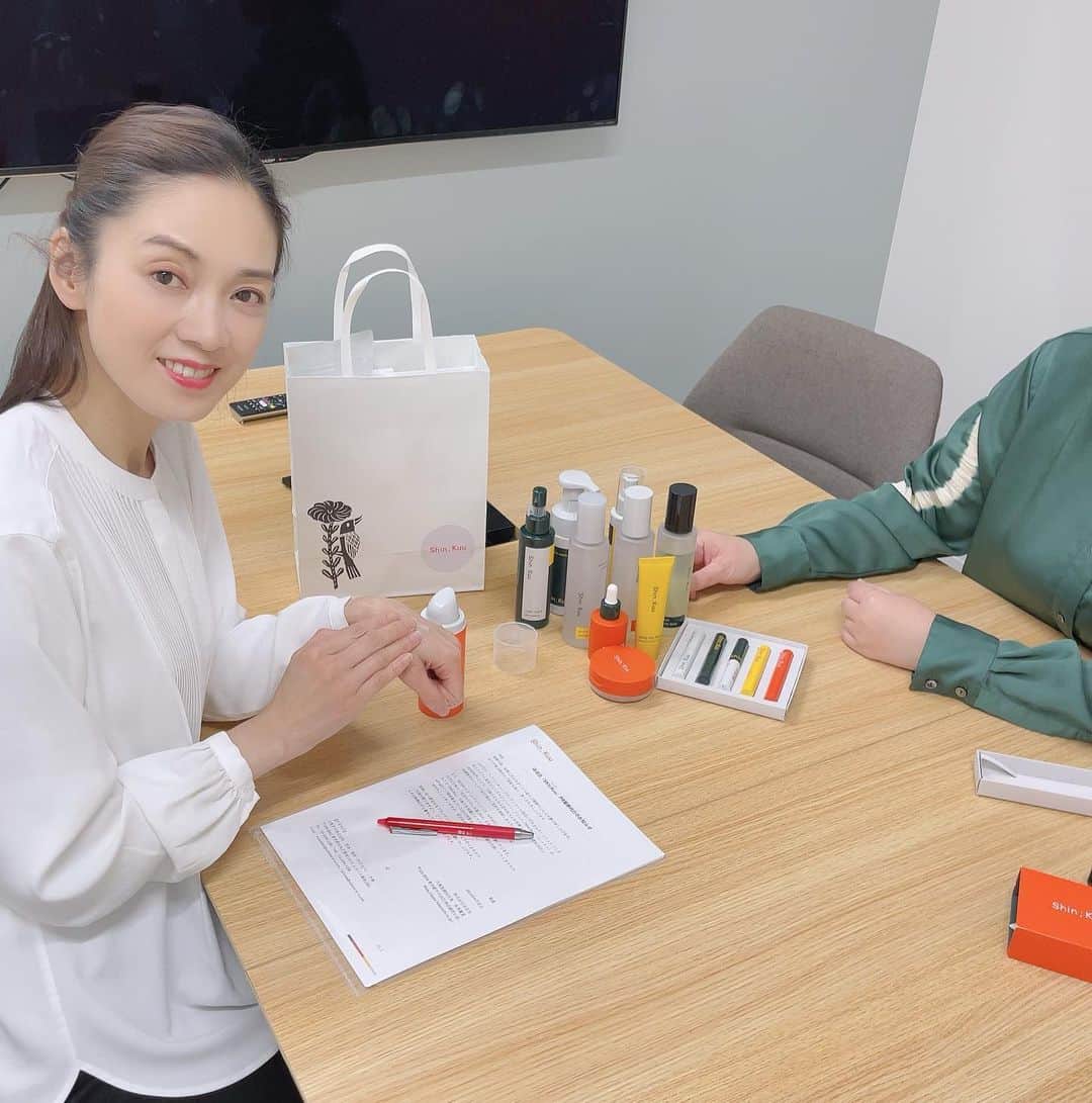 小西さやかのインスタグラム：「新商品のご案内に、化粧品メーカーさんやPR会社様がキャラバンに来てくださいます(^^) . 先日は、糸井重里の会社「ほぼ日」から、ヘアメイクアップアーティストの岡田いずみさんプロデュースするブランド「シンクー（SHIN;KUU）」が発売になり、その商品をご紹介いただきました！ . ミッフィーの世界みたいな色展開が可愛い💕 . とにかく精油の香りで癒されます！ . ヘアメイクさんプロデュースということで、レディーミーコンシーラーが描きやすくてしっかりカバーできるのでオススメ！  #ほぼ日#シンクー」