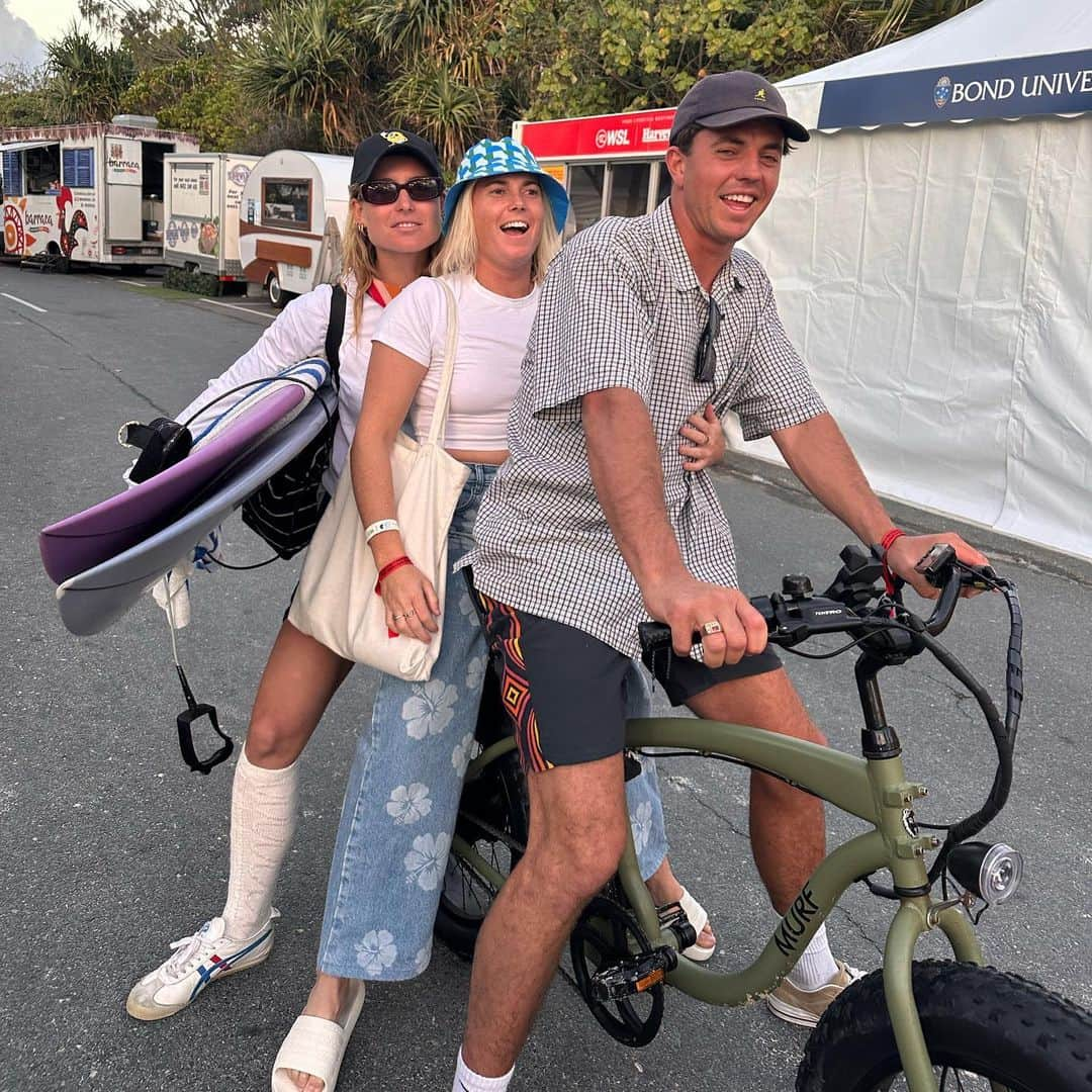 ニッキ・バン ダイクさんのインスタグラム写真 - (ニッキ・バン ダイクInstagram)「The best of friends and times on the GC 💖🏄🏼‍♀️🐶👯‍♂️🧚🏼‍♂️🫶🏼✨」5月16日 16時50分 - nikkivandijk